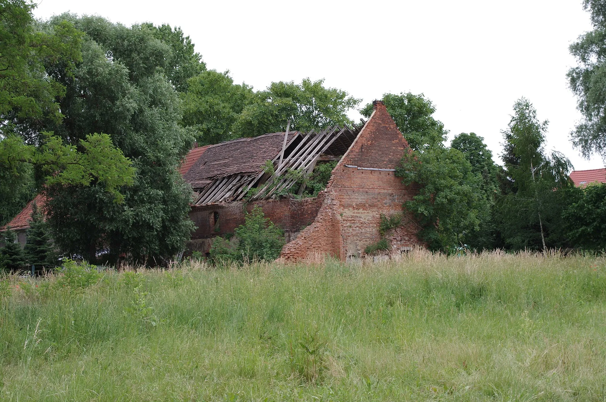 Photo showing: Ansichten von Altranstädt (Ortsteil von Markranstädt). Verfallenes Gebäude in der Nähe des Schlosses