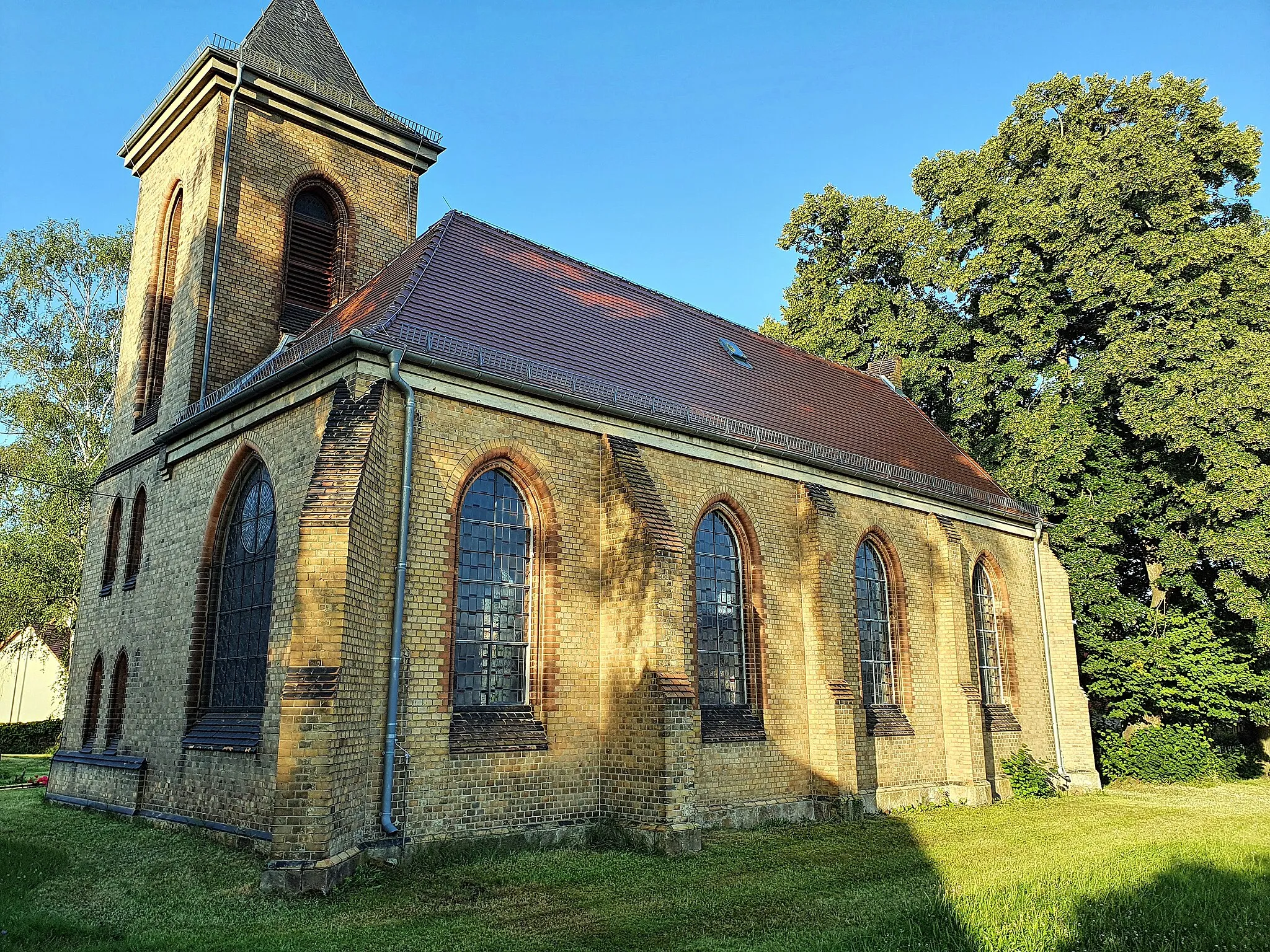 Photo showing: Kulturdenkmal Sachsen (Nr.08966601): Kirche mit Ausstattung, Kirchhof mit Einfriedungsmauer, Denkmal für die Gefallenen des 1. Weltkrieges und Grabmal Anders sowie lindenbestandene Zuwegung zur Kirche, Neue Grimmaer Str., 04668 Grimma