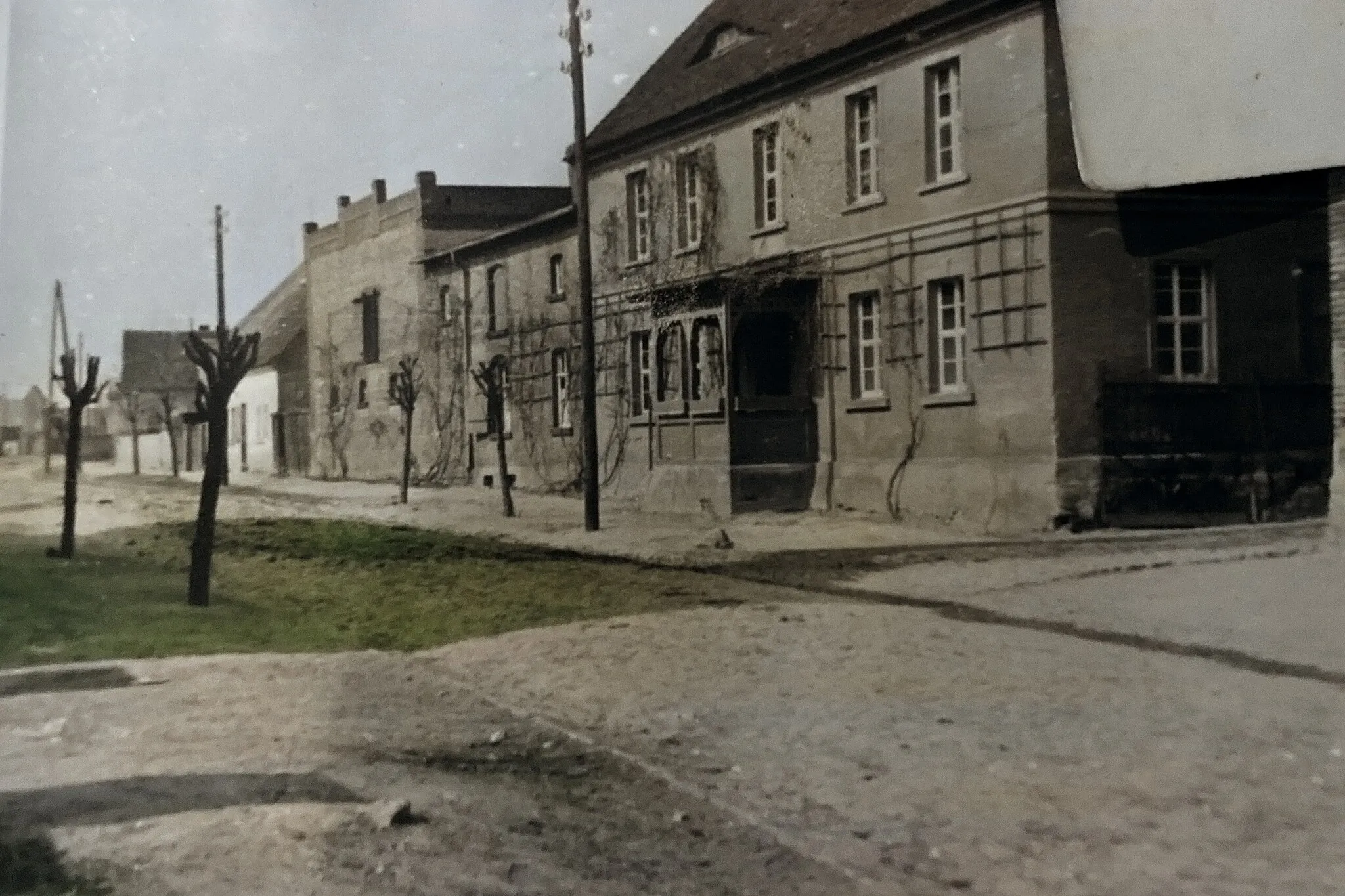 Photo showing: Gutshof eines Großgrundbesitzers in Kleinzerbst um 1940.