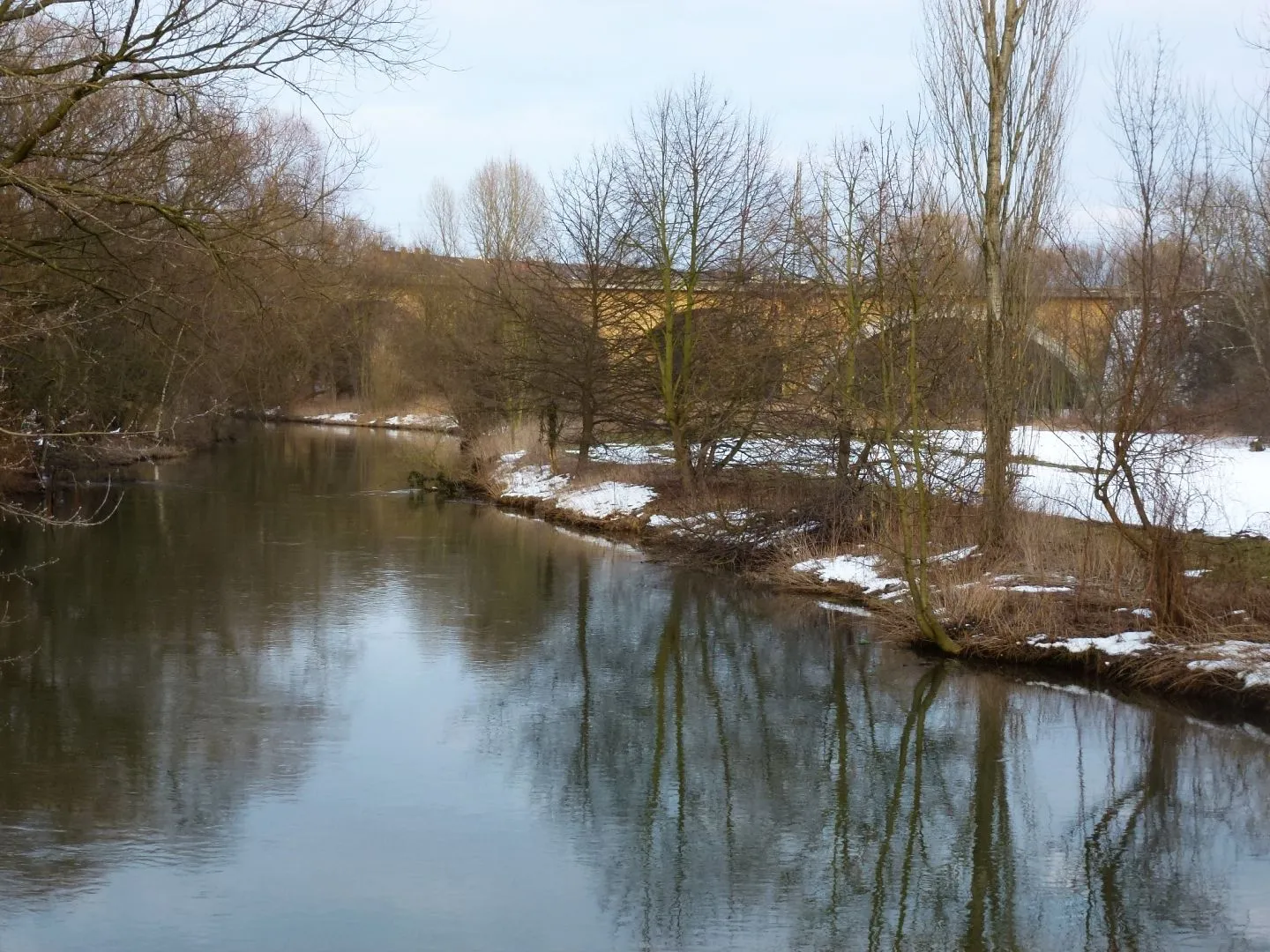 Photo showing: Weiße Elster und Wahrener Eisenbahnviadukt