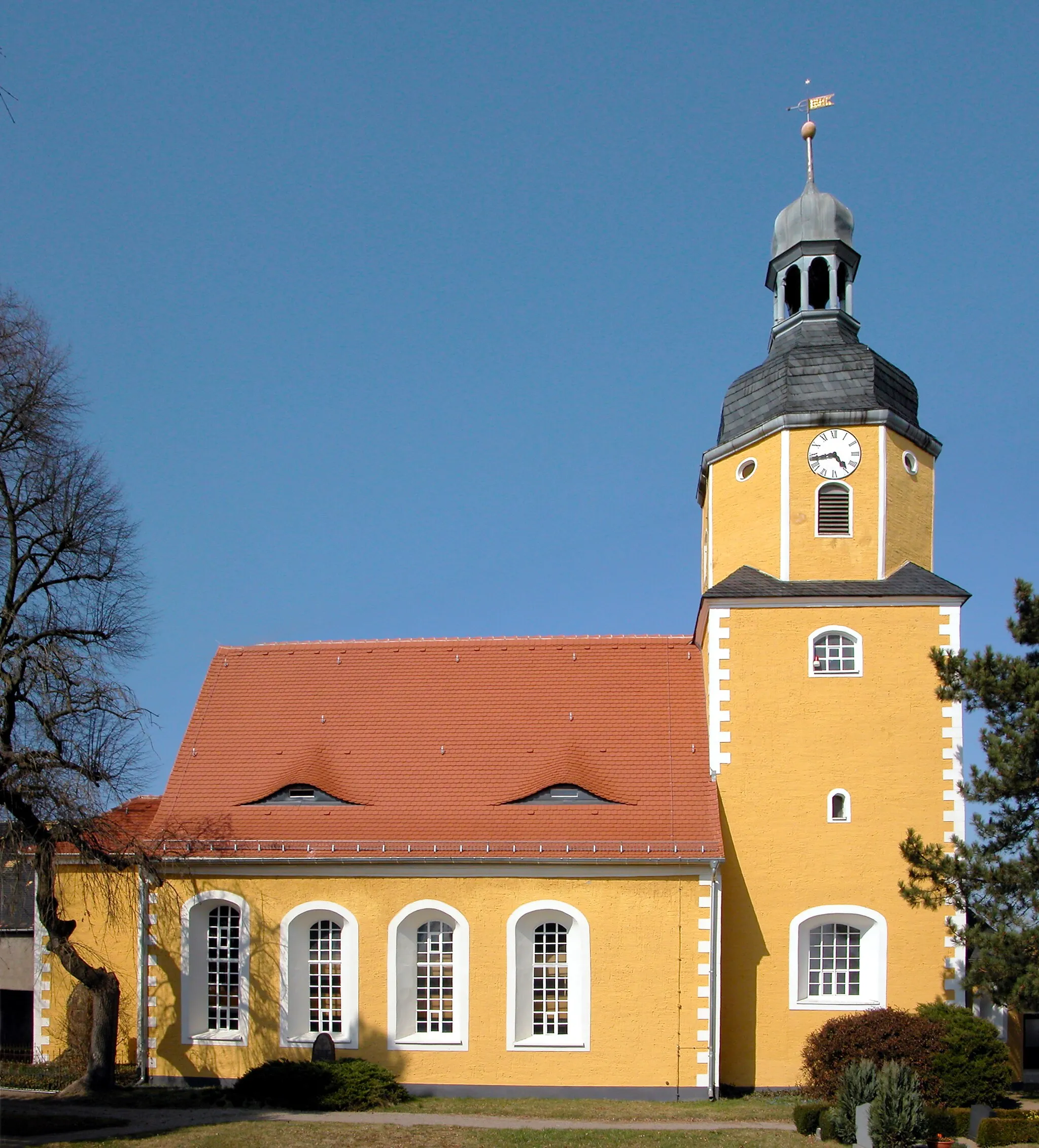 Photo showing: 23.03.2012   04808  Sachsendorf (Wurzen), Am Ring: Evangelische Dorfkirche (GMP: 51.317115,12.858401), Ursprünge im  
13. oder 14 Jahrhundert, vielfach umgebaut. Chorturmkirche.         [DSCNn3475-3476.TIF]20120323405MDR.JPG(c)Blobelt