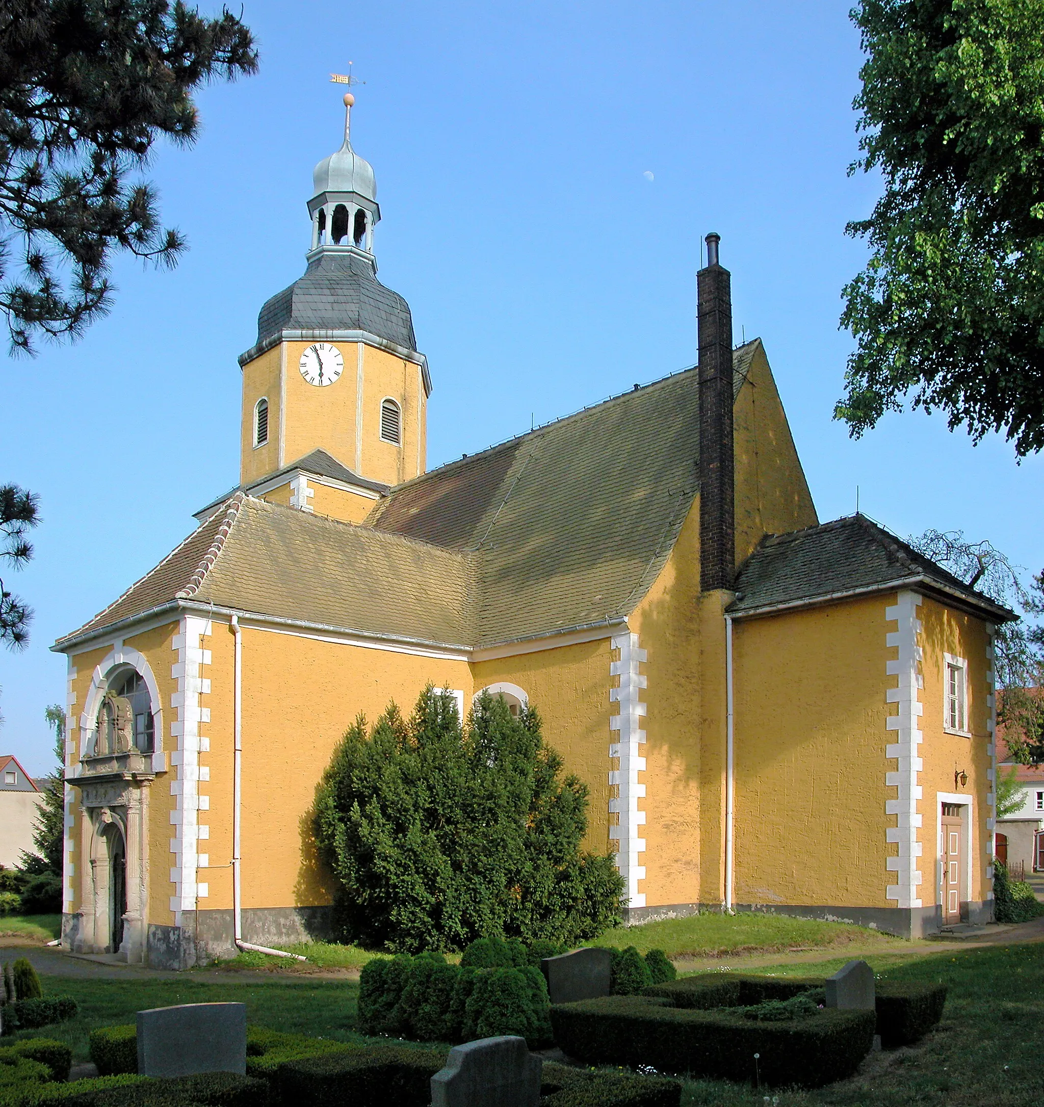 Photo showing: 03.05.2009   04808  Sachsendorf (Wurzen), Am Ring: Evangelische Dorfkirche (GMP: 51.317115,12.858401), Ursprünge im 13. oder 14 Jahrhundert, vielfach umgebaut. Chorturmkirche.
[DSCN37236-37237.TIF]20090503640MDR.JPG(c)Blobelt