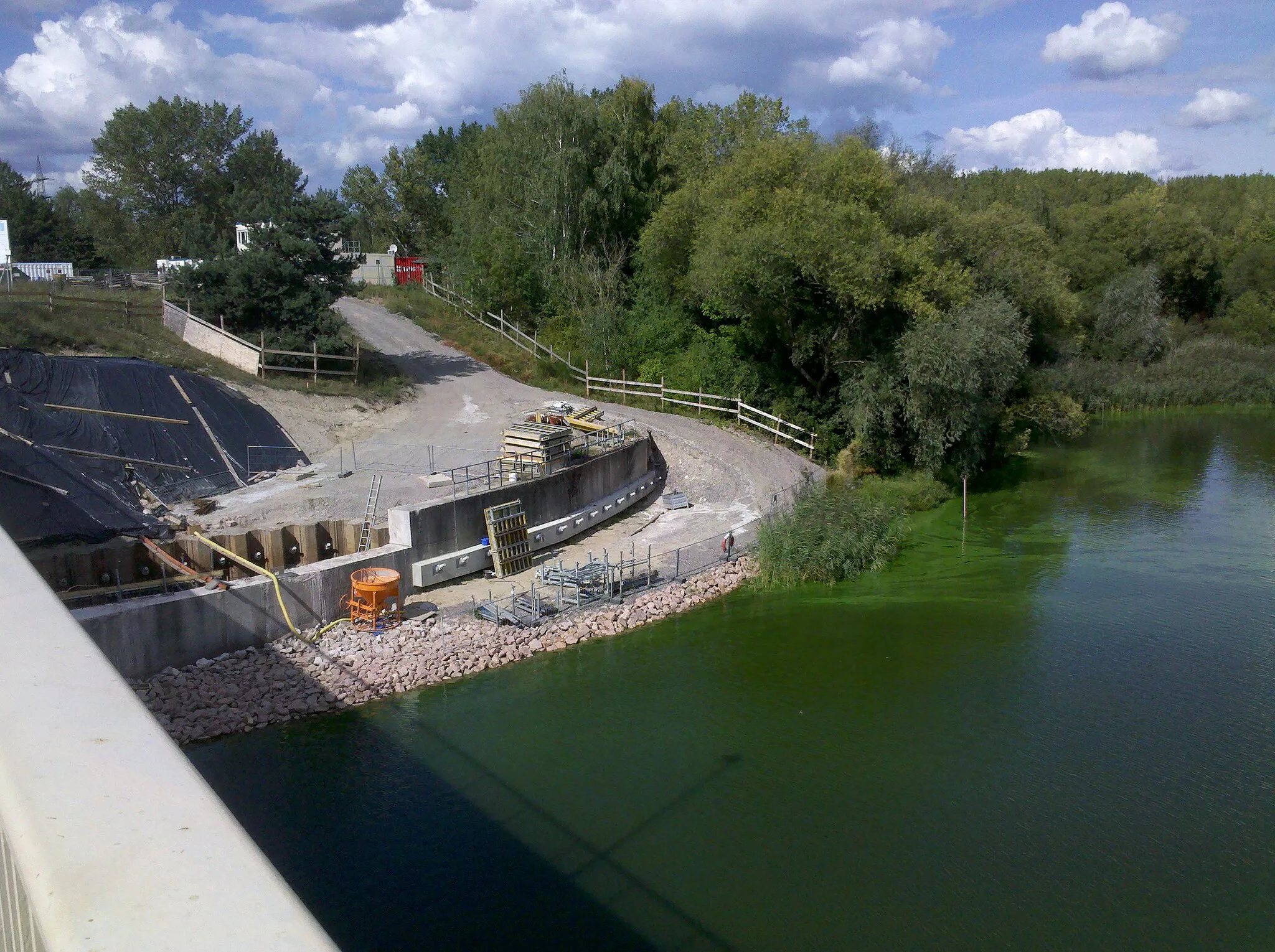 Photo showing: Muldebrücke Friedersdorf die L 138 überführend - Blick auf Befestigungsmaßnahmen am nördlichen Brückenkopf im September 2017