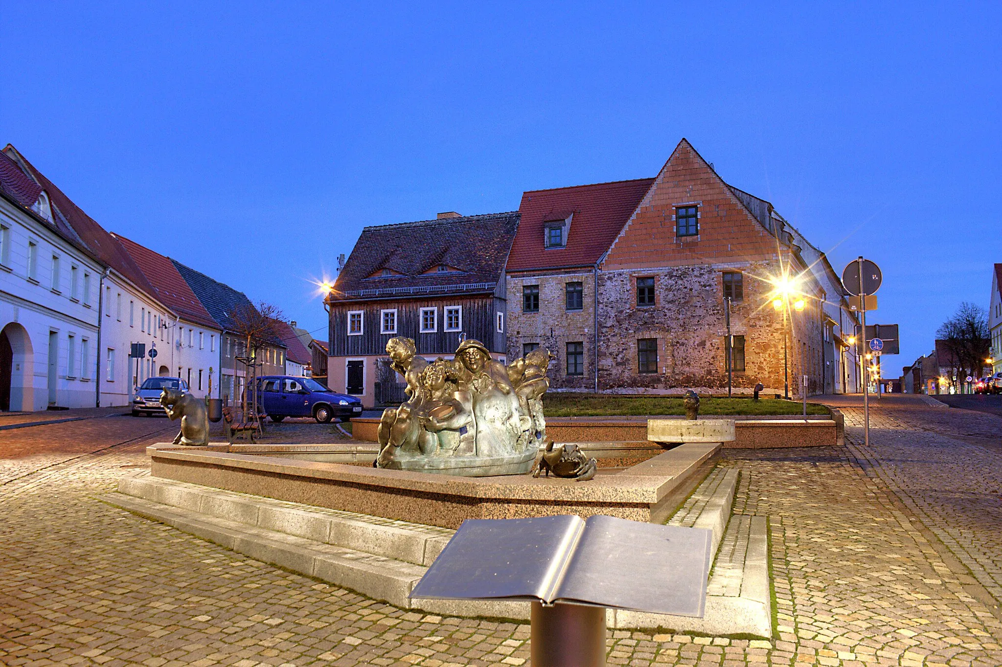 Photo showing: Schildbürgerbrunnen, vor Karl-Liebknecht-Straße 3 in Belgern-Schildau OT Schildau