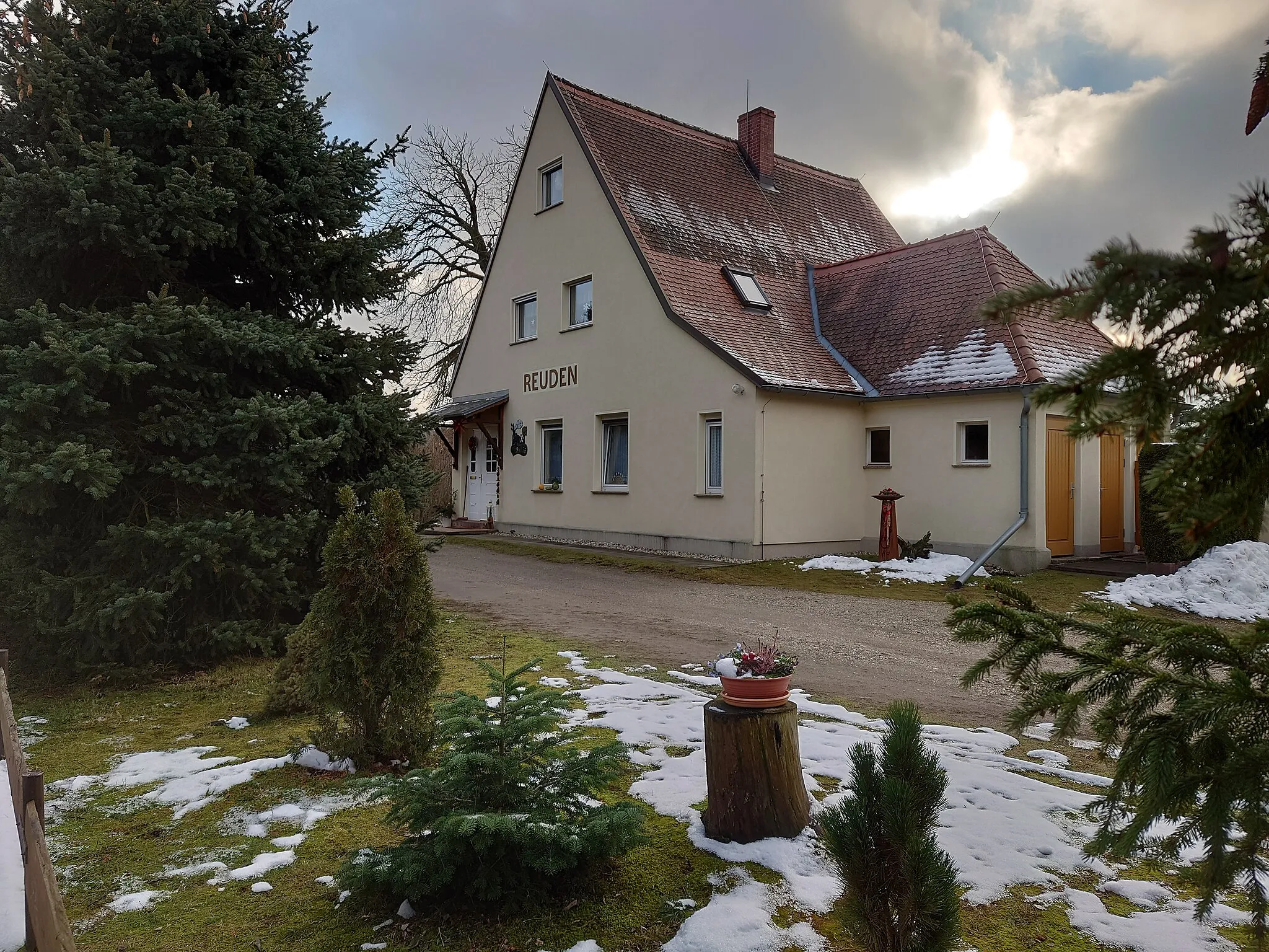 Photo showing: Ehemaliges Bahnhofsgebäude in Reuden (Kemberg).