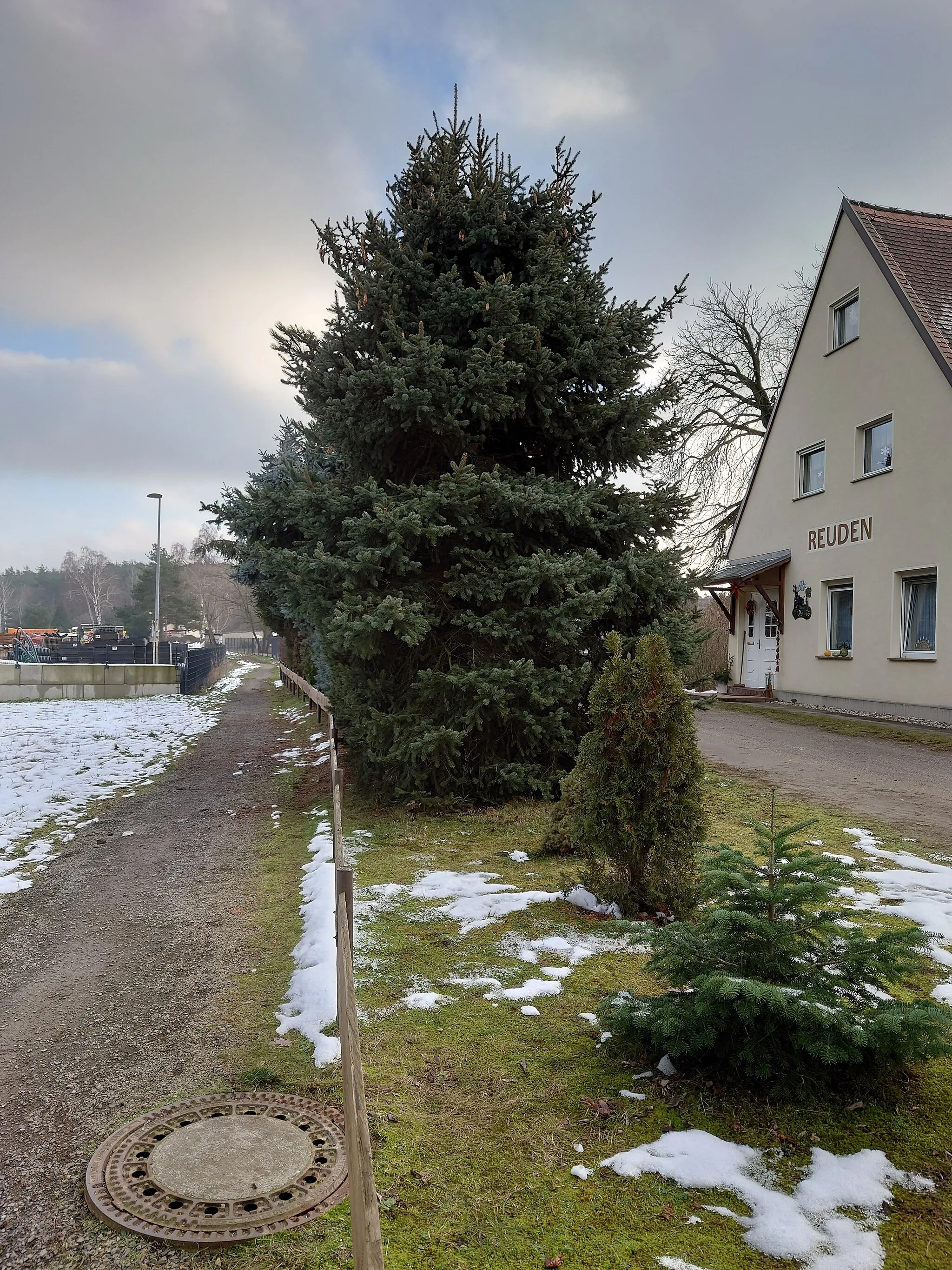 Photo showing: Ehemaliges Bahnhofsgebäude in Reuden (Kemberg), mit Fußweg auf alter Streckenführung.