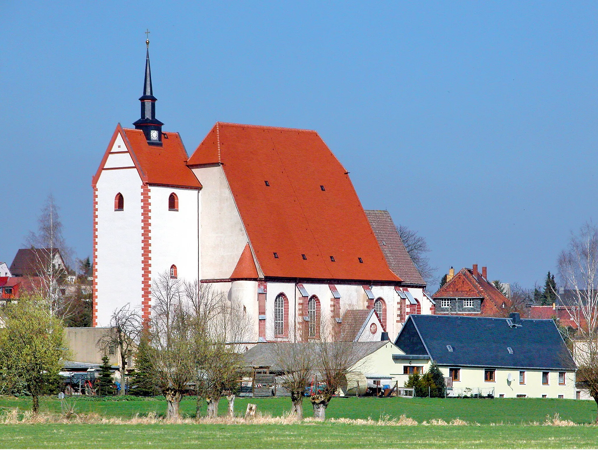 Photo showing: 31.03.2009  04769  Altmügeln (Mügeln): Straße des Friedens (GMP: 51.240064,13.035497). Marienkirche. Mittelalterliche Wallfahrtskirche. 1487 und 1512 als eine der letzten 
von Grund auf  im Stile der Spätgotik neu gebaut. Nur der wuchtige Turm stammt noch von der alten Wehrkirche. Ein Blitzeinschlag verursachte 1536 schwere Zerstörungen. Als die Marienkirche 1539 erneut fertig war, gärte im Land schon die Reformation. Sie ist  eine der letzten alten Kirchen, die nach katholischen Ritus geweiht wurden. Erst zwei Jahre später wurde hier lutherisch gepredigt. Auf dem Mügelner Schloß ging ja immer noch der katholische Bischof ein und aus. Für ein Gewölbe reichte wohl das Geld nicht mehr und so verzierte 1720 der Oschatzer Maler Johannes Roßberg die flache Holzfelderdecke zu einer sog. "Bilderbibel". Sie zeigt 36 Szenen und 6 Personen aus dem Neuen Testament.                                                                                                                                                                                      [DSCN35828.TIF]20090331060DR.JPG(c)Blobelt