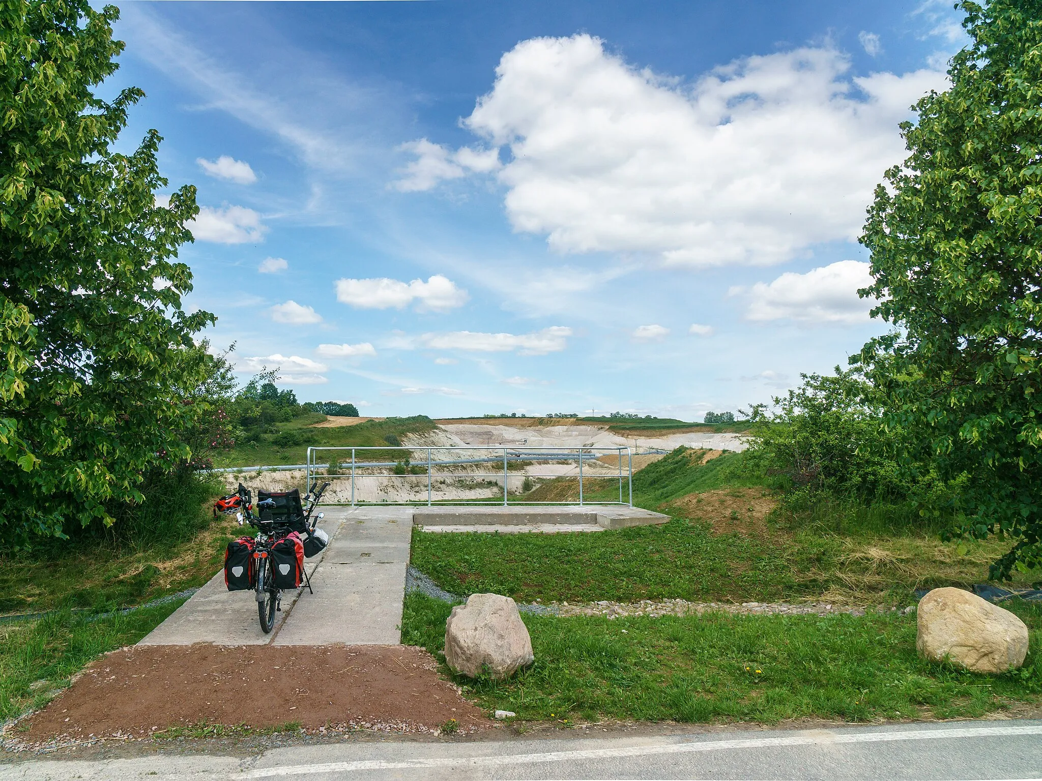 Photo showing: Am Aussichtspunkt auf das Tagebaufeld der Kaolingrube Schleben/Crellenhain südlich der Straße zwischen Altmügeln und Nebitzschen in Mügeln