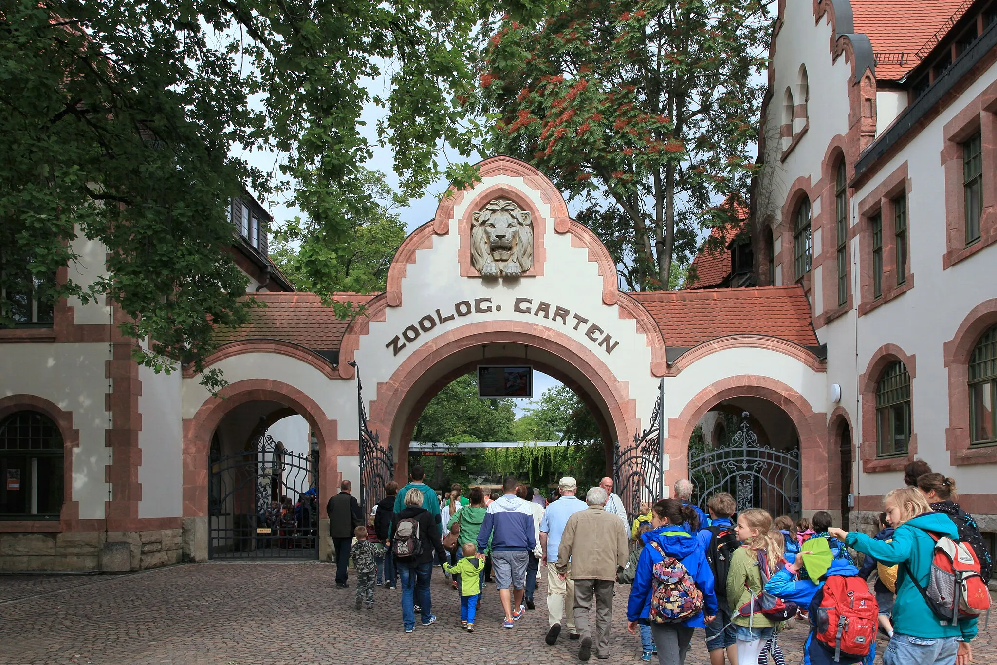 Photo showing: Haupteingangstor zum Zoo, Gründer-Garten im Zoo von Leipzig