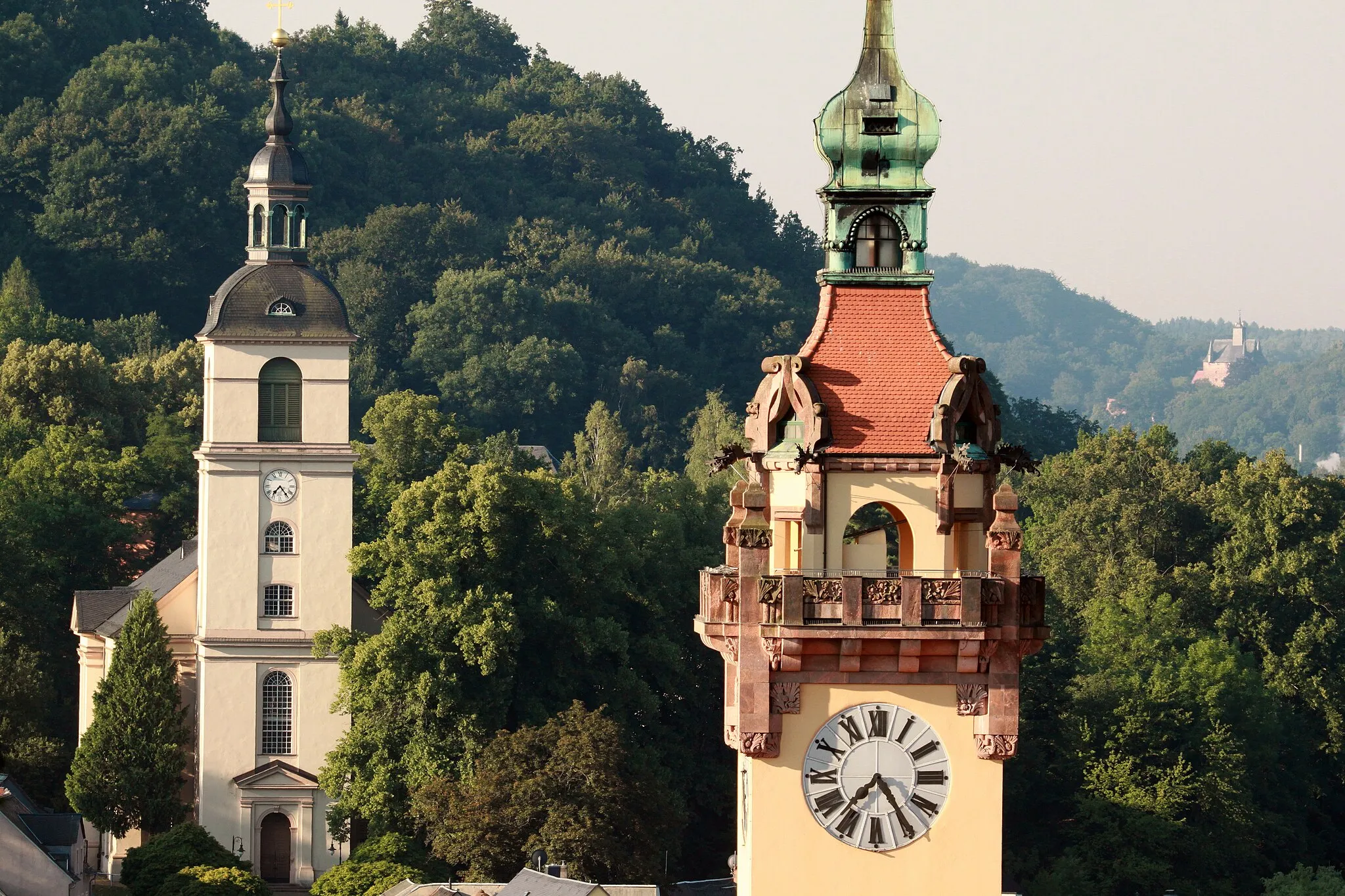 Photo showing: Blick vom Eichberg auf die Türme der St. Nikolai Kirche und dem Rathaus - im Hintergrund befindet sich die Burg Kriebstein