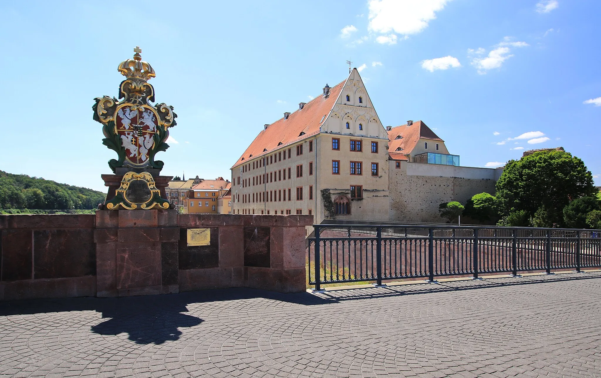 Photo showing: Wappenstein Pöppelmannbrücke über die Mulde in Grimma. Amtsgericht Grimma (Schloss Grimma),  Sachsen.