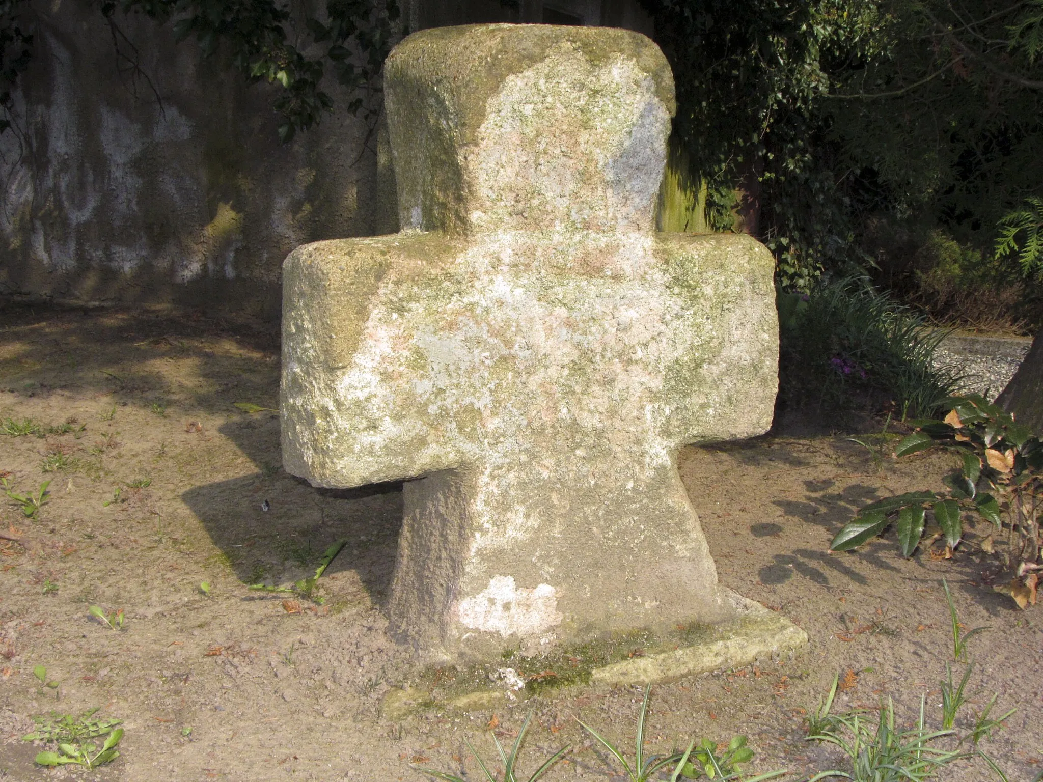 Photo showing: Steinkreuz in Muegeln auf dem Friedhof