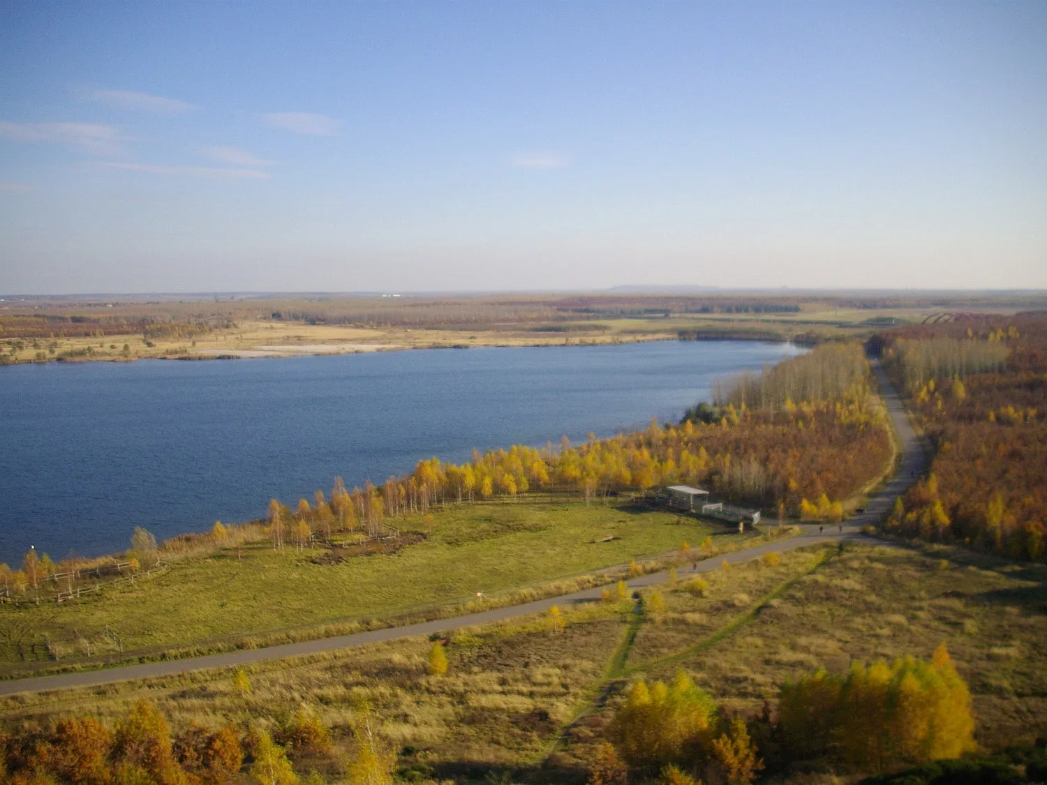 Photo showing: Cospudener See und Neue Harth vom Aussichtsturm Bistumshöhe aus gesehen, Gemarkung Zwenkau, bei Markkleeberg, Landkreis Leipzig