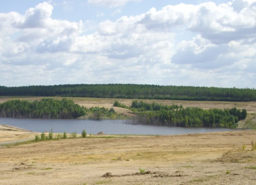 Photo showing: Tagebaurestloch mit dem sich in Flutung befindlichen Zwenkauer See und Neue Harth, Zwenkau, Landkreis Leipzig