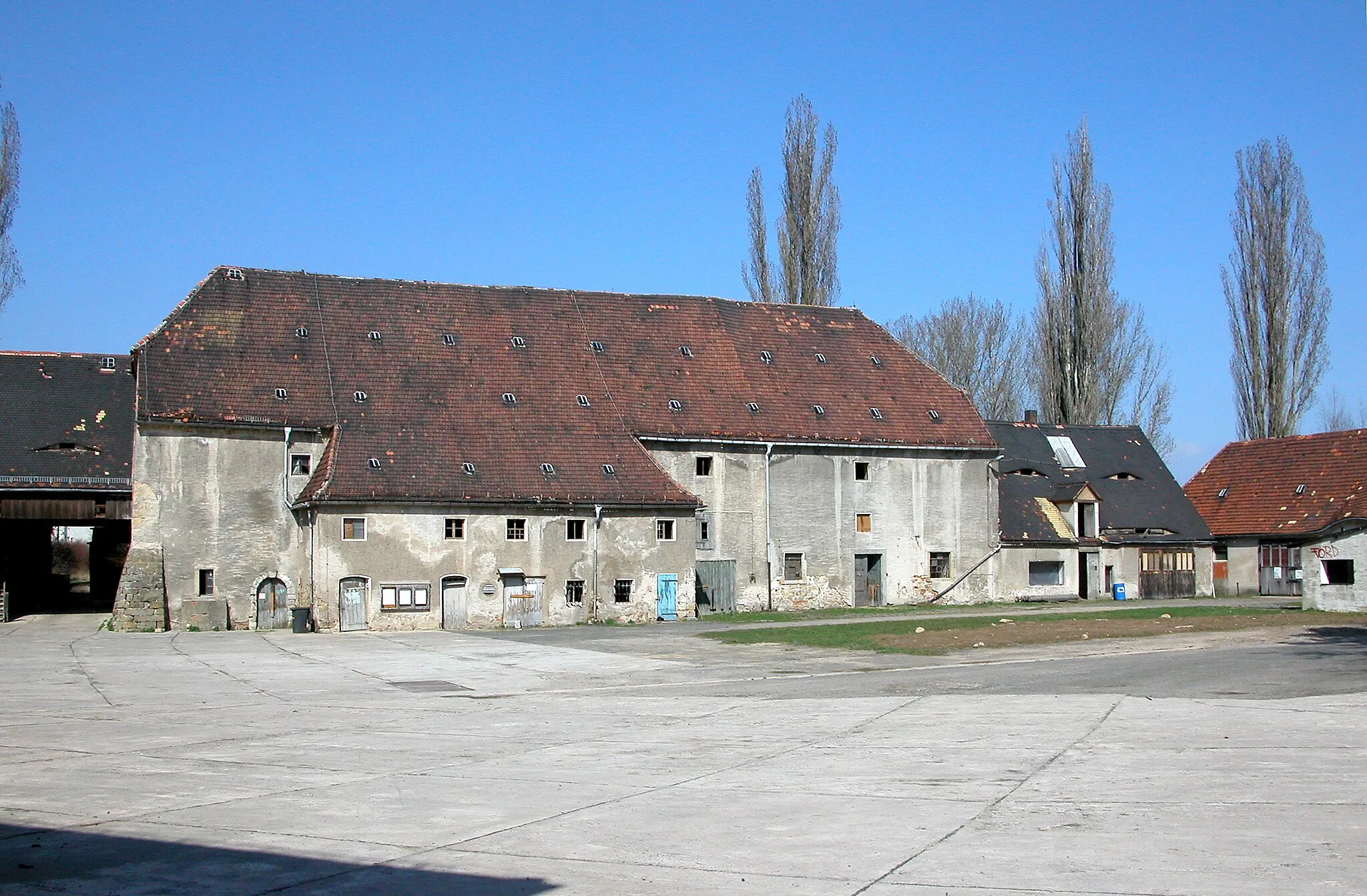 Photo showing: 31.03.2009  04769  Mügeln, Schloßstraße: Schloß Ruhethal (GMP: 51.238883,13.048205). 1150 durch den Bischof Gerung erbaut, 1581 bis 1595 Alterssitz des letzten Bischofs von Meißen. Letzter großer Umbau 1717 bis 1728. Amtsgericht. 1831 sächsisches Kammergut. 1949 bis 1991 Volkseigenes Gut. Hofansicht nördliches Wirtschaftsgebäude (GMP: 51.239629,13.047591). 2004 privatisiert.                                                                                                                     [DSCN35806.TIF]20090331230DR.JPG(c)Blobelt