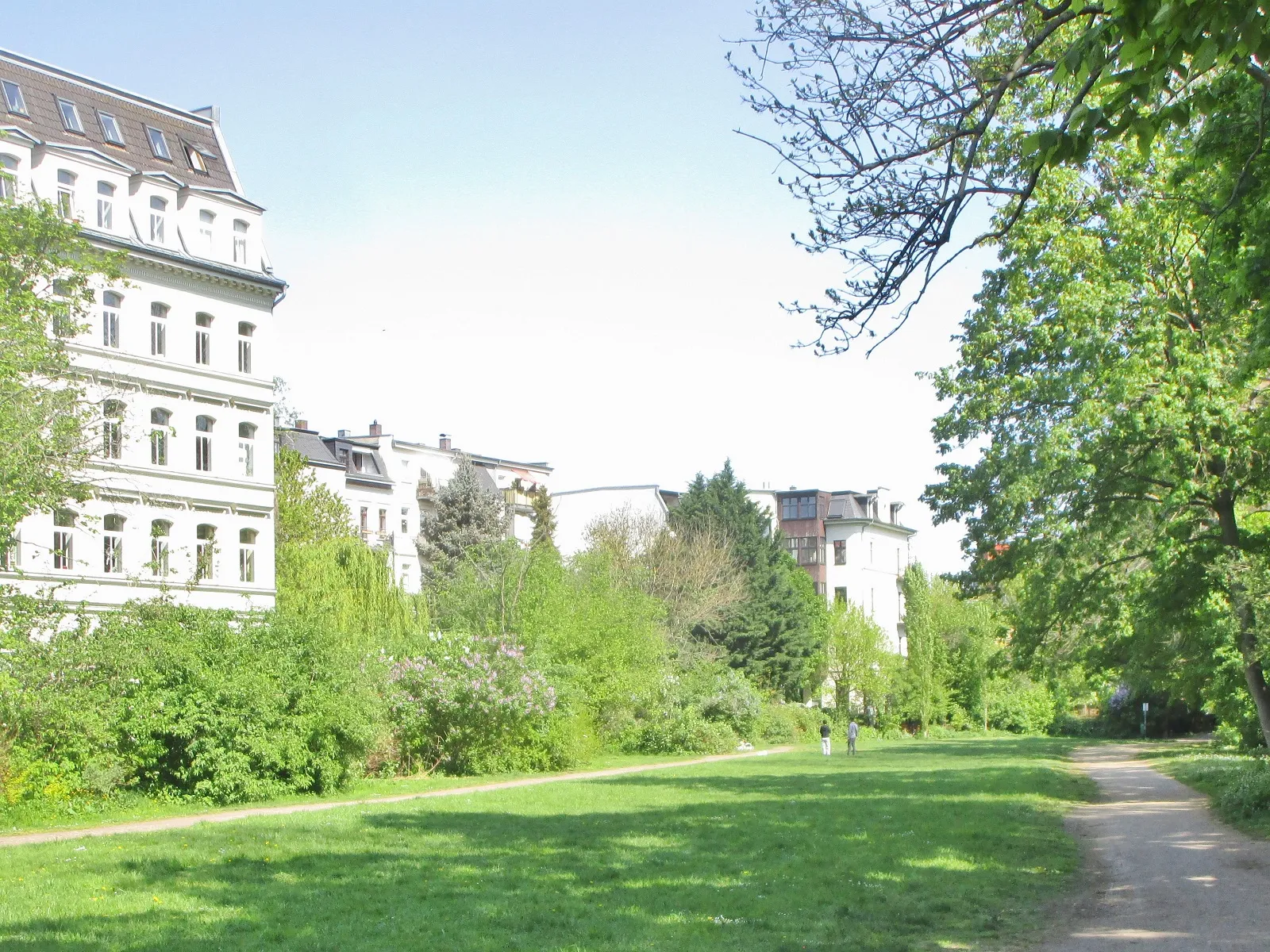 Photo showing: Die 1931 angelegte Grünanlage befindet sich über dem früheren Flusslauf der Rödel zwischen den Häusern der Könneritzstraße in Leipzig-Schleußig und dem Auwald.