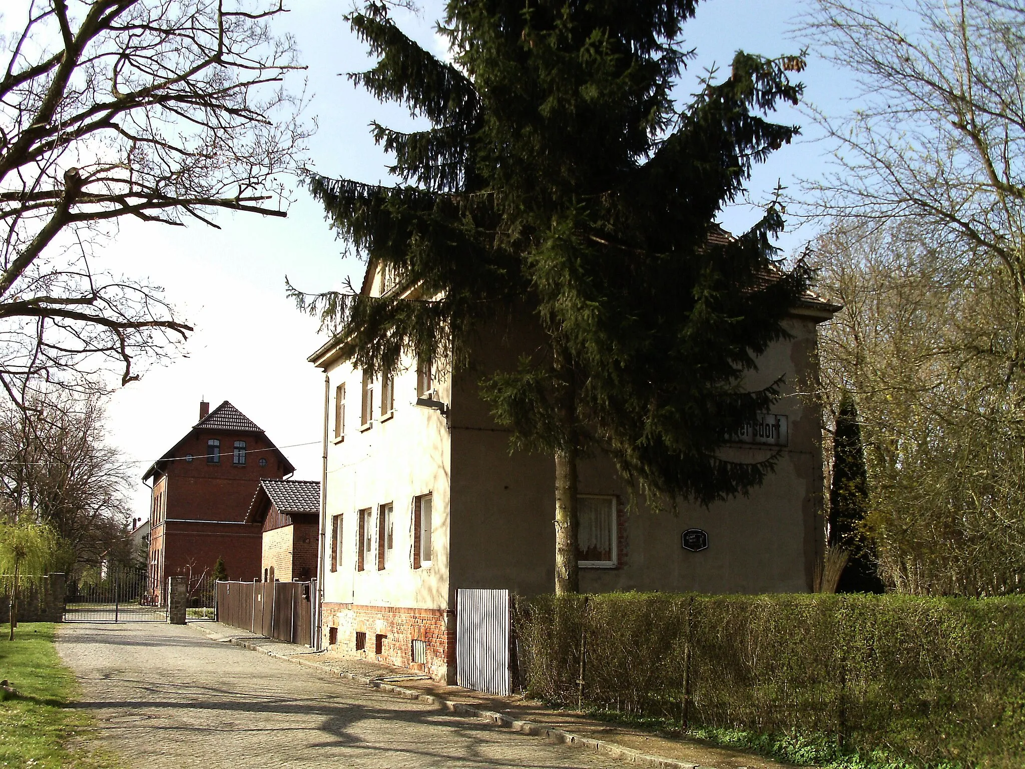 Photo showing: Göhrenz-Albersdorf station at the former Pörsten-Leipzig Plagwitz railway line (Markranstädt, Leipzig district, Saxony)