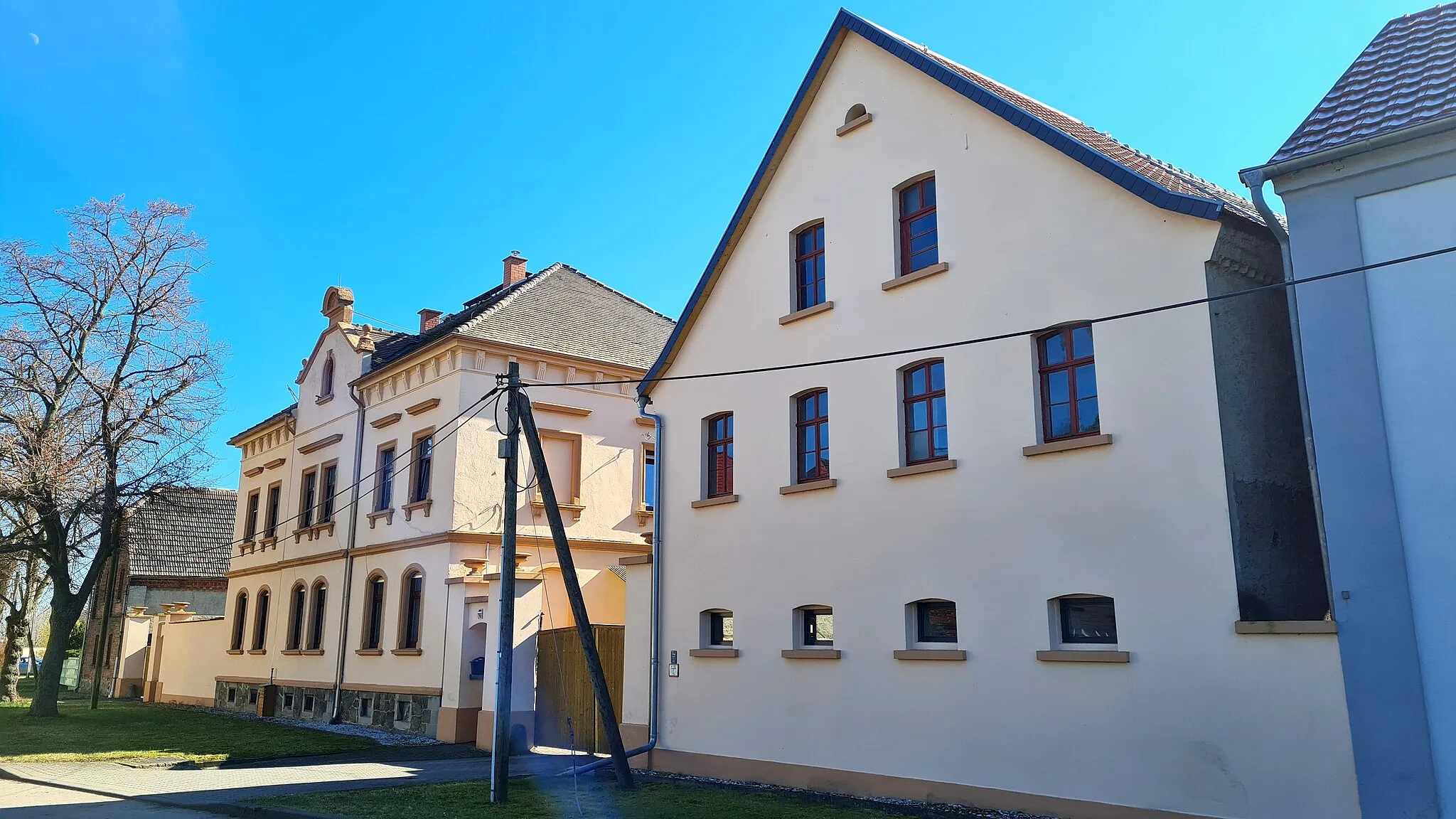 Photo showing: Denkmalgeschütztes Wohnhaus, östliches Stallgebäude, westliches Seitengebäude, Scheune, zwei Toreinfahrten (mit Pforten) und Hofpflasterung eines Vierseithofes
Drei Linden 11, Markranstädt-Göhrenz