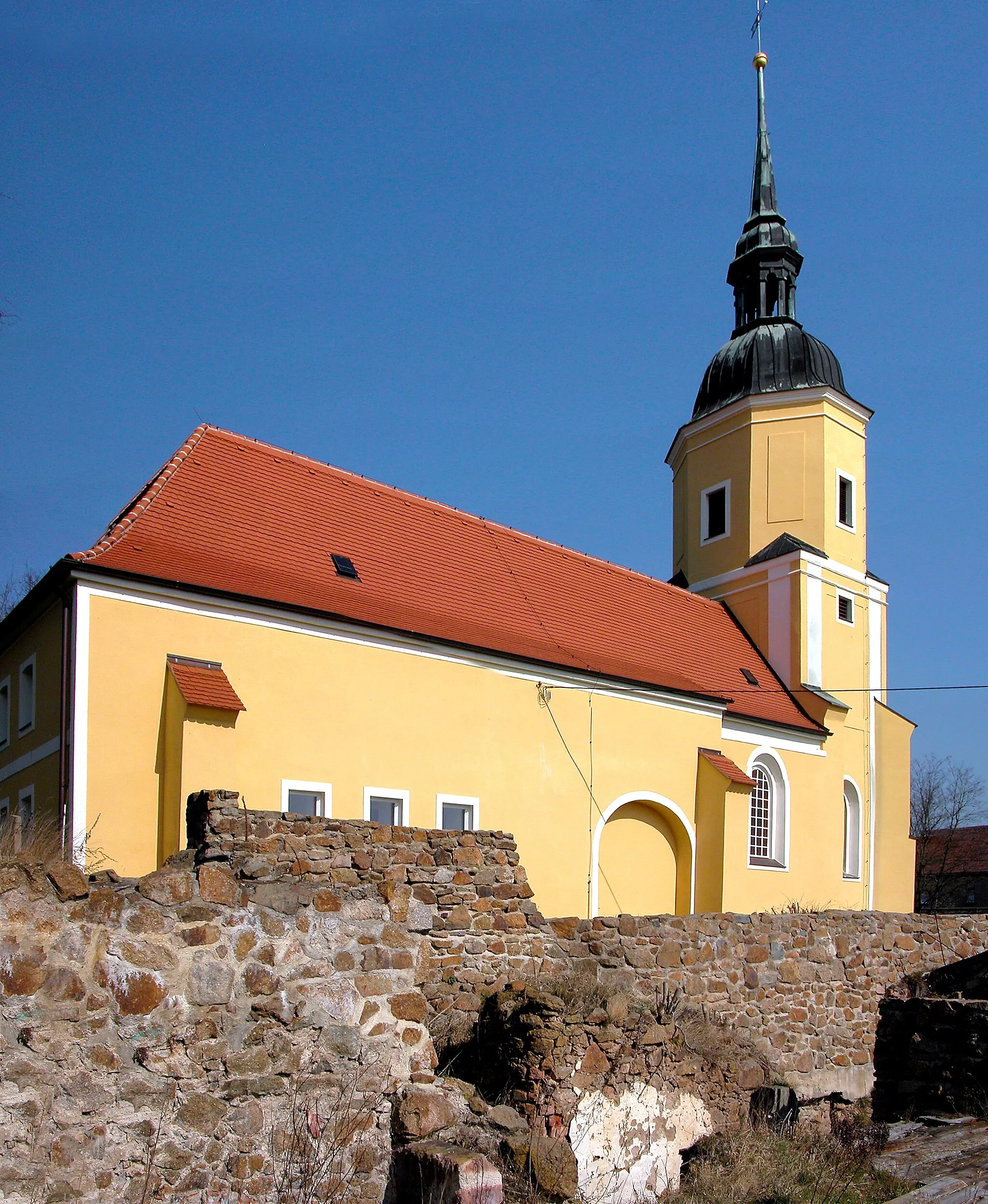 Photo showing: 23.03.2012   04807  Nitzschka (Wurzen): Lukaskirche (1708), Dorfkirche Obernitzschka (GMP: 51.308578,12.757540). Vorn die Ruine des einstigen Schlosses, Am Rittergut 9-11.                                                                                                                                                  [DSCNn3454-3455.TIF]20120323305MDR.JPG(c)Blobelt