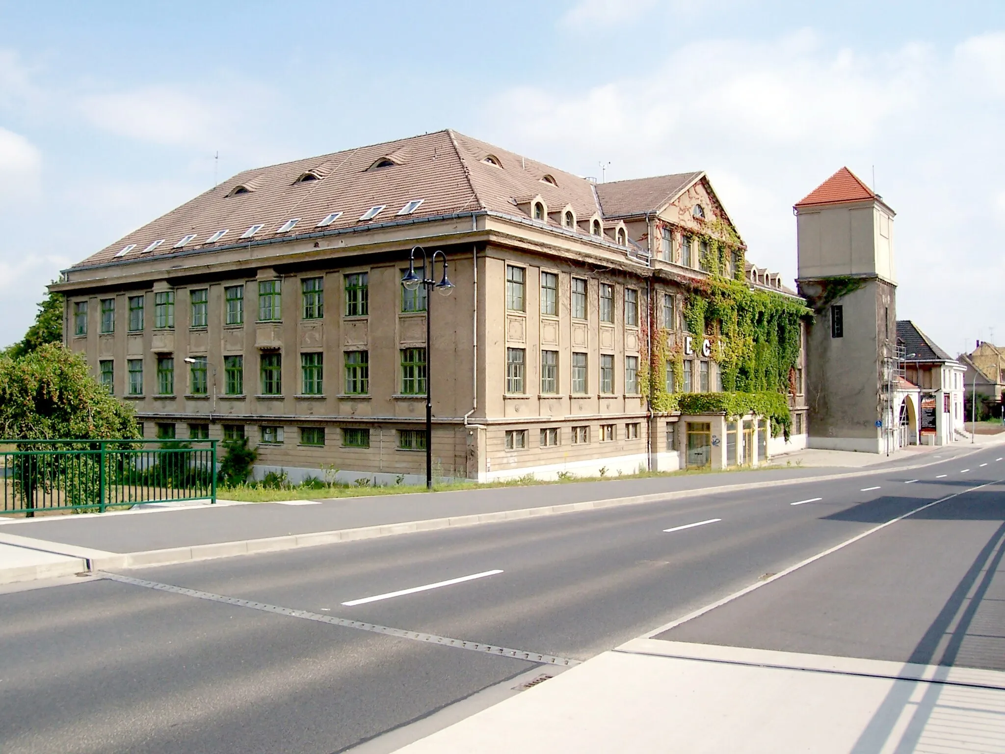 Photo showing: Verwaltungsgebäude des Eilenburger Chemiewerkes in der Ziegelstraße, links vom Gebäude verlief früher eine Werksbahnverbindung, ein Torpfeiler an der Hauswand und eine Laterne am Gebäude zeugen noch davon