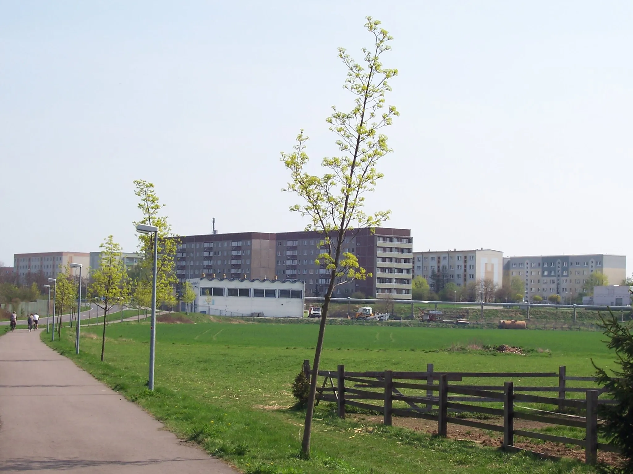 Photo showing: Plattenbausiedlung Windmühlenstraße in Eilenburg, Stadtteil Ost, aus der Ernst-Mey-Straße gesehen