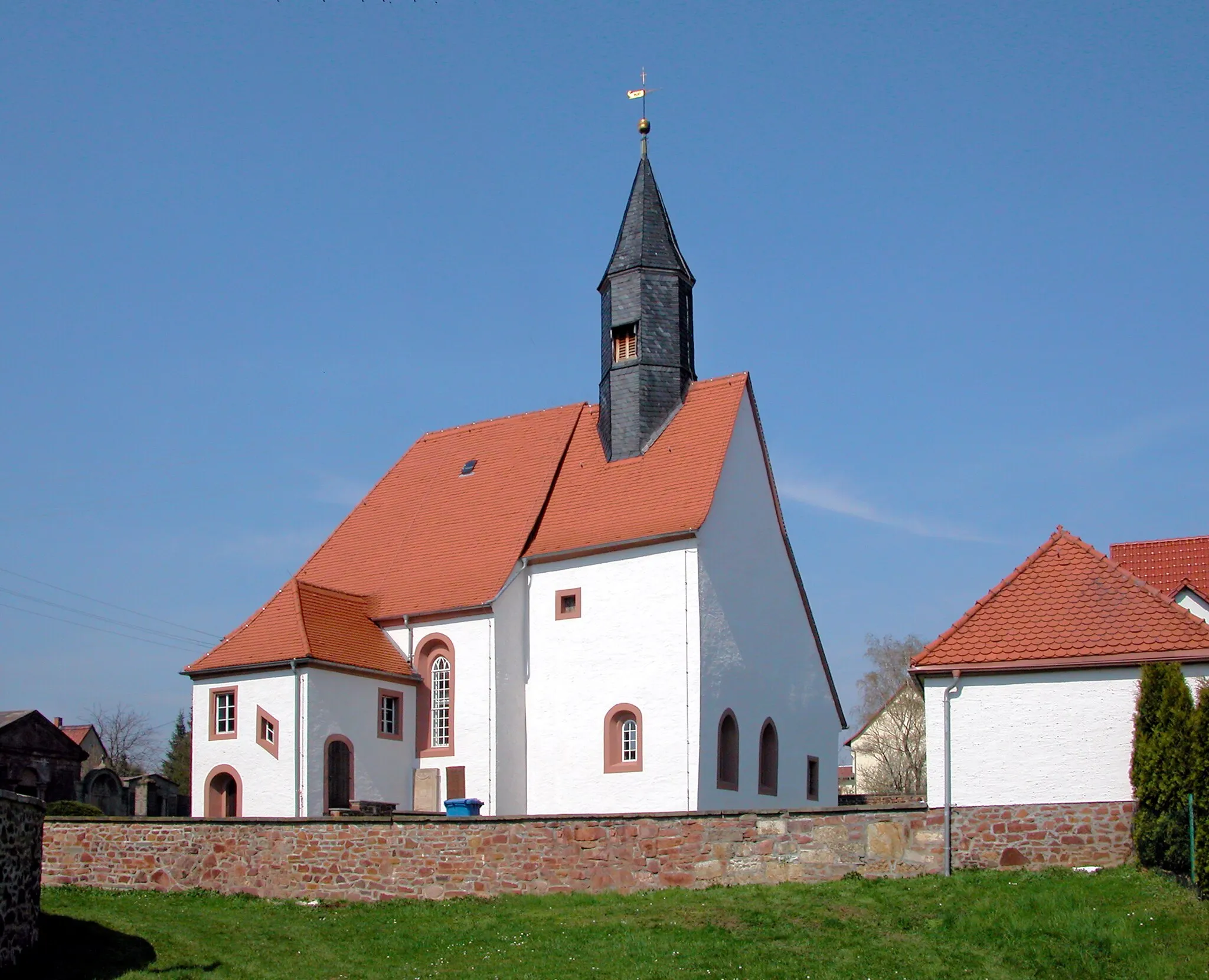 Photo showing: 13.04.2010  04703  Sitten (Bockelwitz -> Leisnig): Dorfkirche (GMP: 51.205180,12.933990). Die Kirche in Sitten ist bereits 1215 bezeugt. Der älteste Teil der Kirche scheint das turmartige Bauwerk im Osten zu sein, das wohl aus dem 13. Jahrhundert stammt und dessen Erdgeschoss als Kapelle diente. Um 1480 erhielt dieser Raum ein Sterngewölbe. An der Nordseite fügte man eine Sakristei an. Zudem wurde das hohe, aber kurze Kirchenschiff errichtet, das man mit einem einfachen Kreuzrippengewölbe versah. Im 18. Jahrhundert kam noch der Anbau an der Südseite hinzu, der eine herrschaftliche Betstube enthält. Die Sittener Kirche war nicht nur Pfarrkirche, sondern nach der Reformation auch Patronats- und Herrschaftskirche des Ritterguts Sitten. Der erste evangelische Pfarrer war Dietrich von Kötteritzsch. Er gehörte der Adelsfamilie an, die im 15. Jahrhundert das Rittergut Sitten in ihren Besitz gebracht hatte und bis 1661 behielt. Sicht von Südosten.             [DSCN40933.TIF]20100413130DR.JPG(c)Blobelt