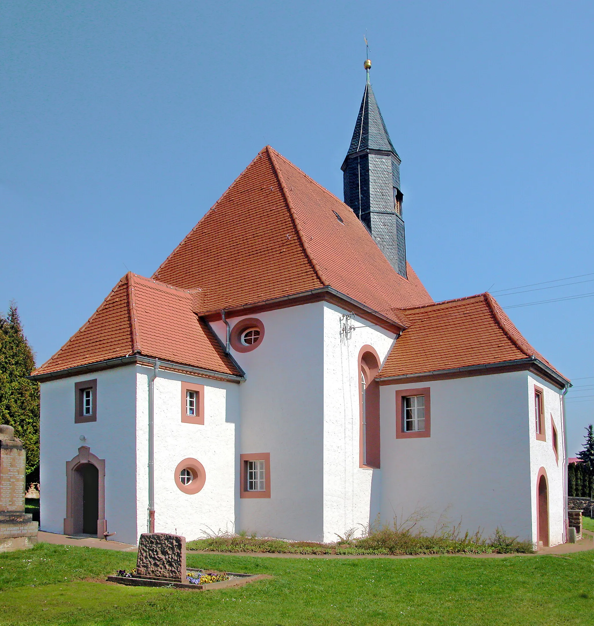 Photo showing: 13.04.2010  04703  Sitten (Bockelwitz -> Leisnig): Dorfkirche (GMP: 51.205180,12.933990). Die Kirche in Sitten ist bereits 1215 bezeugt. Der älteste Teil der Kirche scheint das turmartige Bauwerk im Osten zu sein, das wohl aus dem 13. Jahrhundert stammt und dessen Erdgeschoss als Kapelle diente. Um 1480 erhielt dieser Raum ein Sterngewölbe. An der Nordseite fügte man eine Sakristei an. Zudem wurde das hohe, aber kurze Kirchenschiff errichtet, das man mit einem einfachen Kreuzrippengewölbe versah. Im 18. Jahrhundert kam noch der Anbau an der Südseite hinzu, der eine herrschaftliche Betstube enthält. Die Sittener Kirche war nicht nur Pfarrkirche, sondern nach der Reformation auch Patronats- und Herrschaftskirche des Ritterguts Sitten. Der erste evangelische Pfarrer war Dietrich von Kötteritzsch. Er gehörte der Adelsfamilie an, die im 15. Jahrhundert das Rittergut Sitten in ihren Besitz gebracht hatte und bis 1661 behielt. Sicht von Südwesten.                                                                                          [DSCN40929-40930.TIF]20100413140MDR.JPG(c)Blobelt