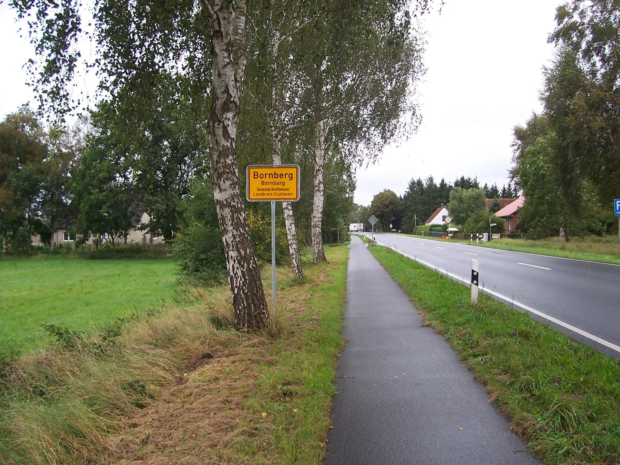 Photo showing: Oortsingang Bornbarg, Bundsstraat 73 vun Hemmoor mit tweesprakig Oortsschild Hoochdüütsch/Plattdüütsch, linke Siet