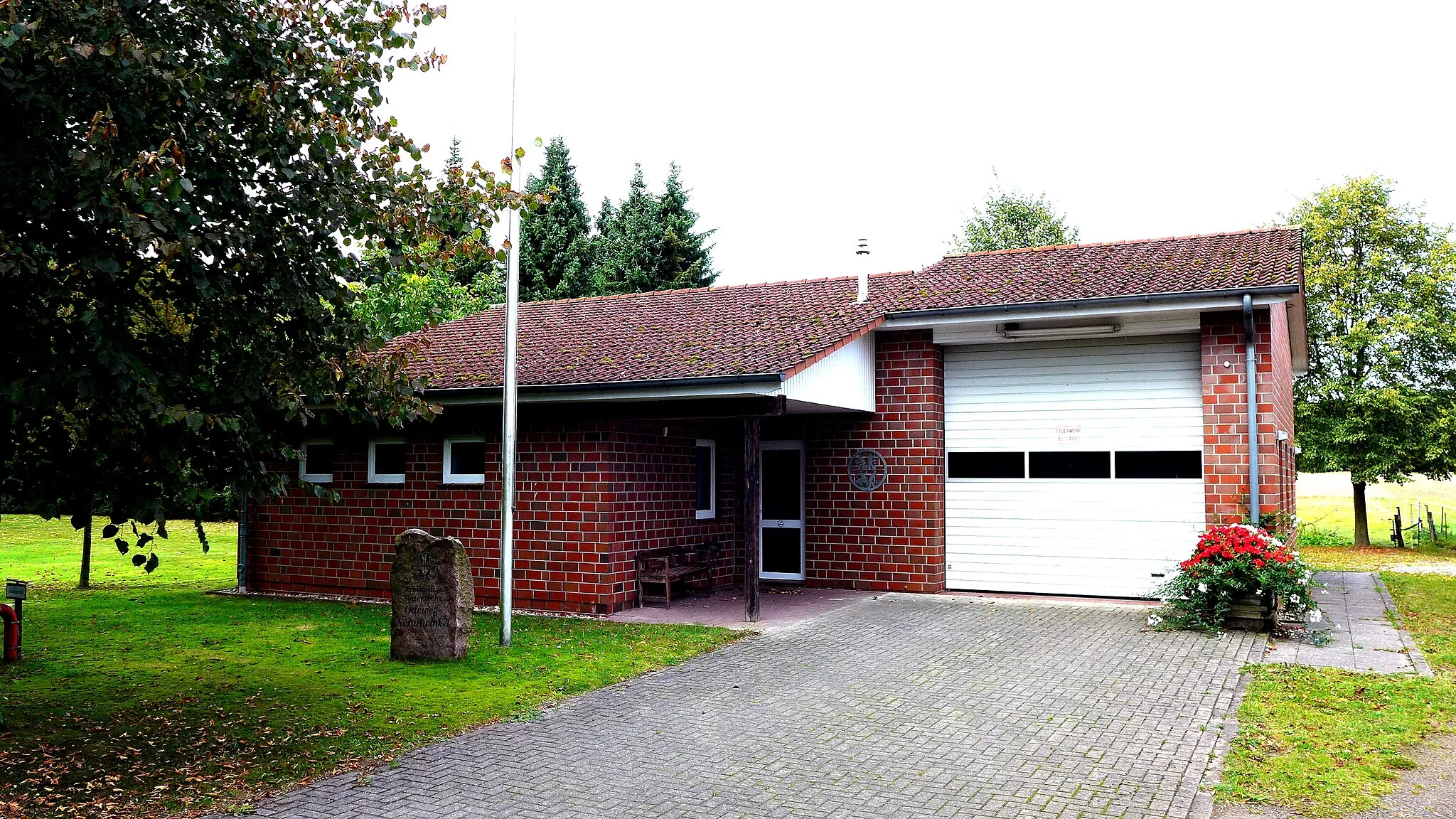 Photo showing: Neues Gerätehaus der Freiwillige Feuerwehr Odeweg-Schafwinkel. Aufnahmedatum 2016-10. Das Dorf Odeweg wurde 1144 erstmals urkundlich erwähnt. Odeweg und Schafwinkel sind der Gemeinde Kirchlinteln zugehörig.