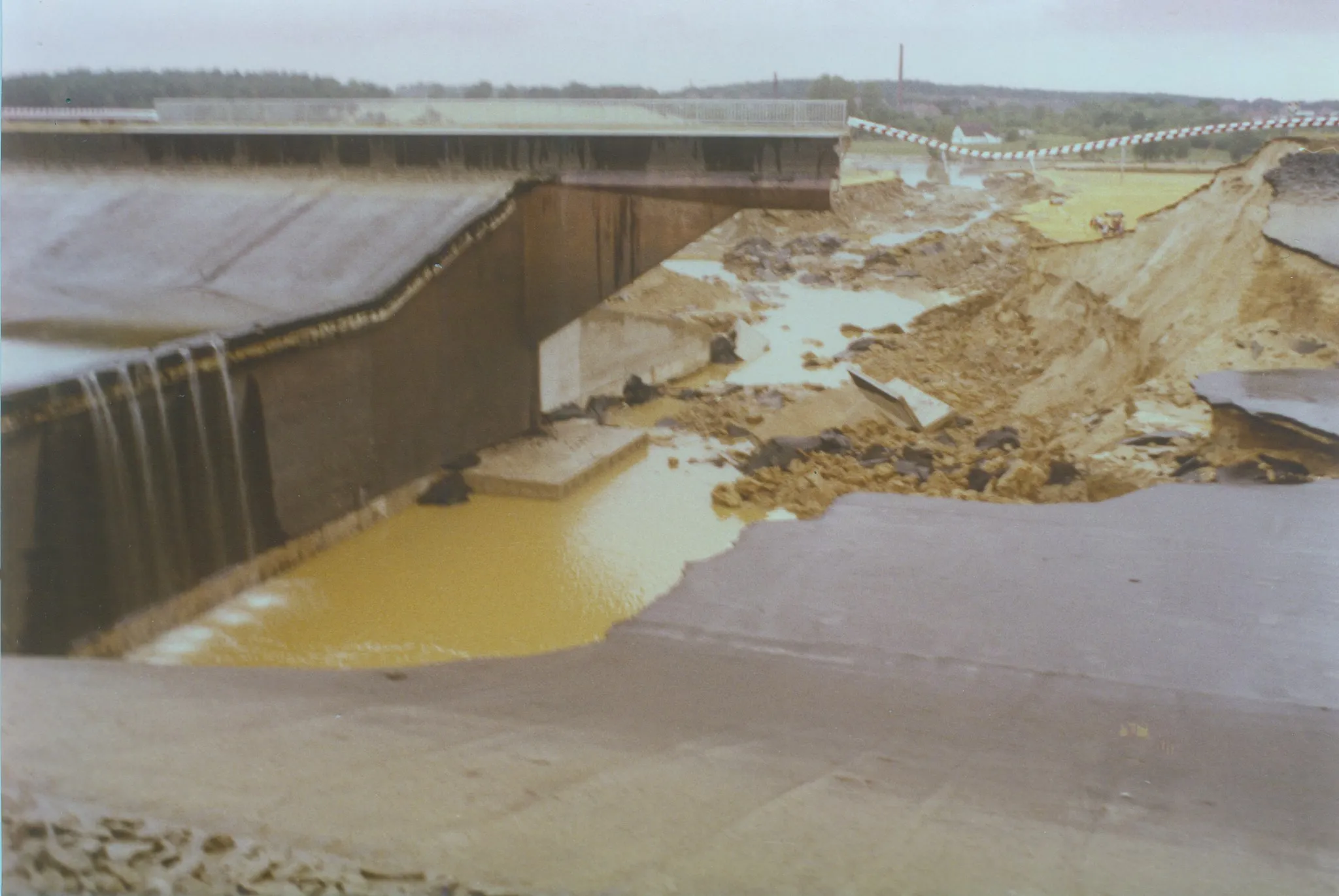 Photo showing: Bruch des Elbeseitenkanals in Adendorf, Ortsteil Erbstorf, bei Lüneburg Juli 1976