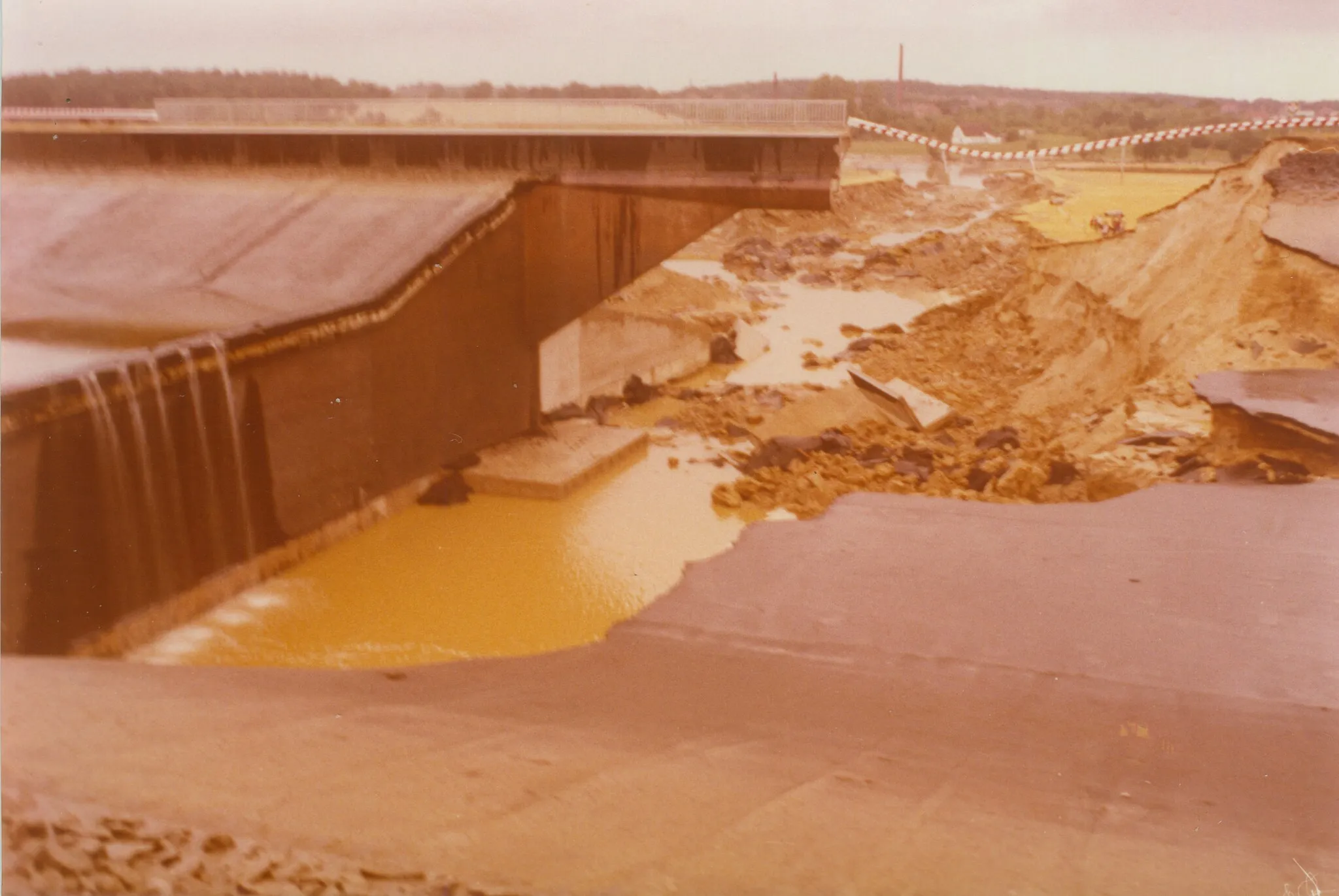 Photo showing: Bruch des Elbeseitenkanals bei Lüneburg Juli 1976