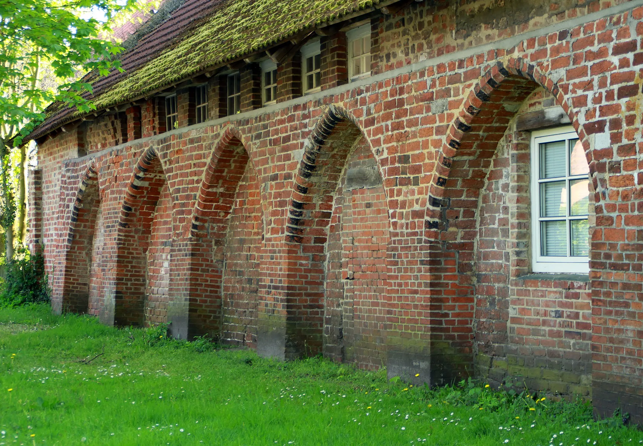 Photo showing: Seitenansicht des Kreuzgangrestes des ehemaligen Klosters in Scharnebeck.