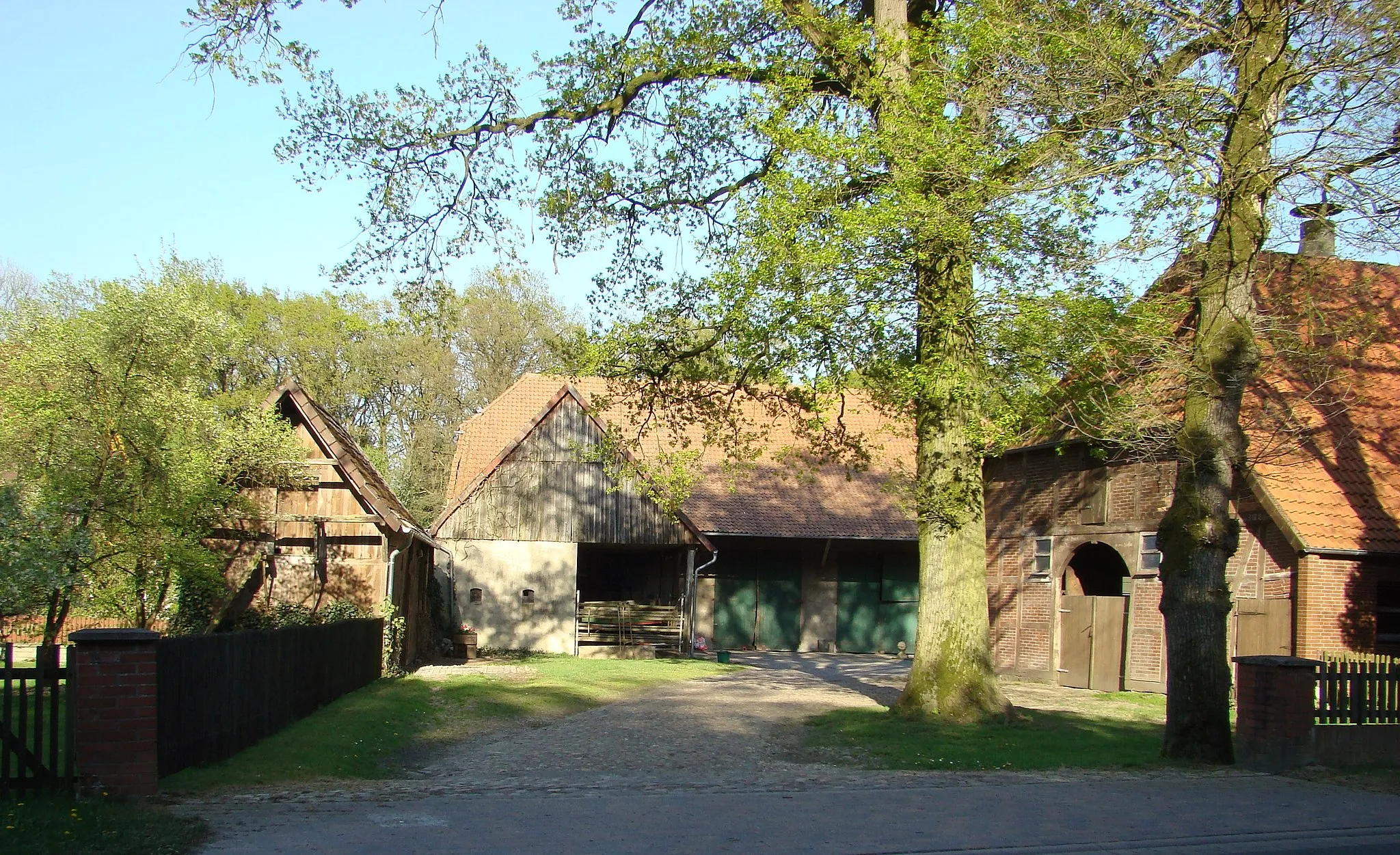 Photo showing: Old farmhouse with Treppenspeicher barn, Nindorf, Lower Saxony, Germany.