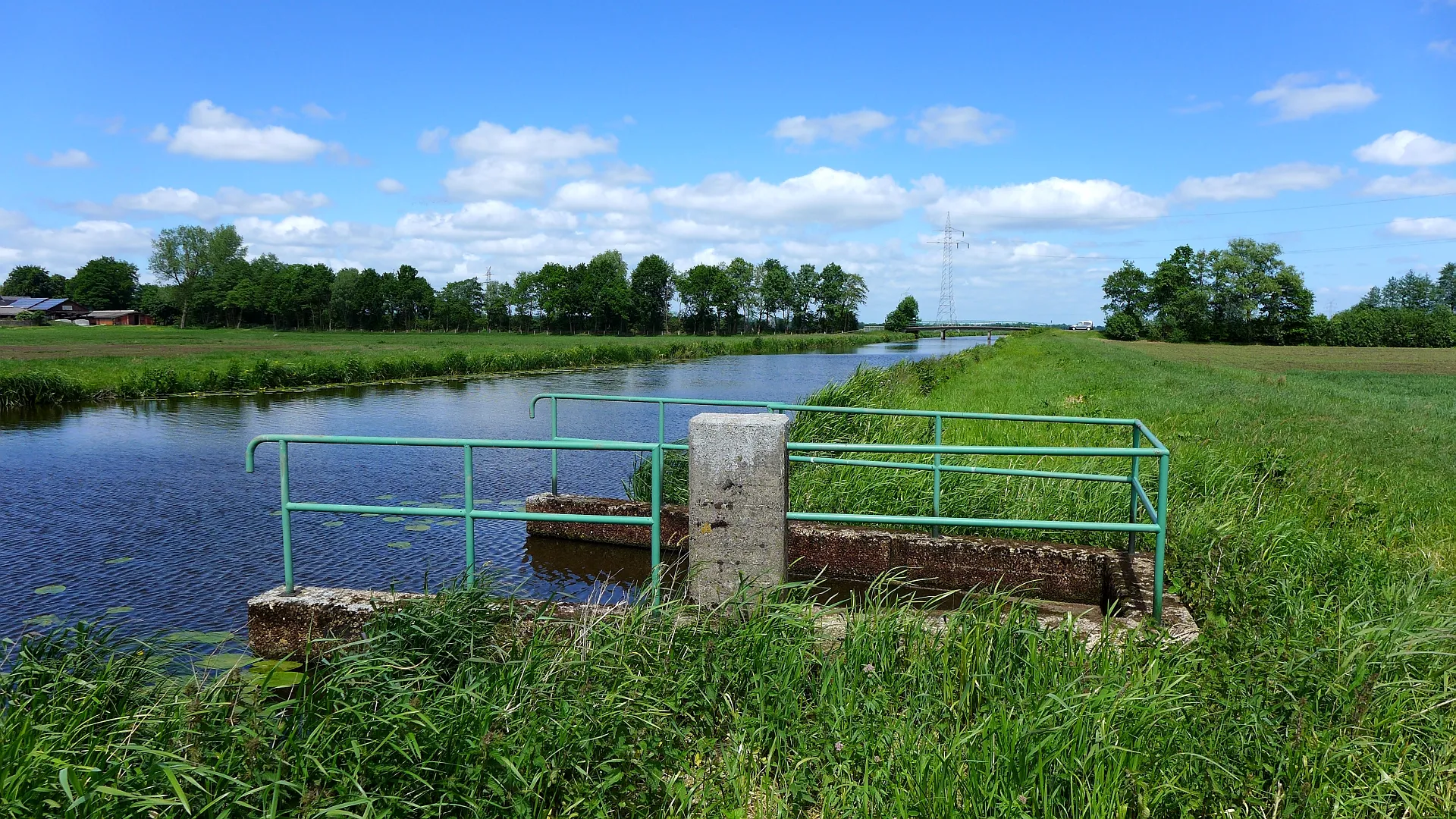 Photo showing: Fluß Mehe mit einem Siel zur Entwässerung der Weiden am Dorfrand von Abbenseth, Samtgemeinde Börde Lamstedt. Bei Brobergen mündet die Mehe in den Fluß Oste. Aufnahmedatum 2015-06.