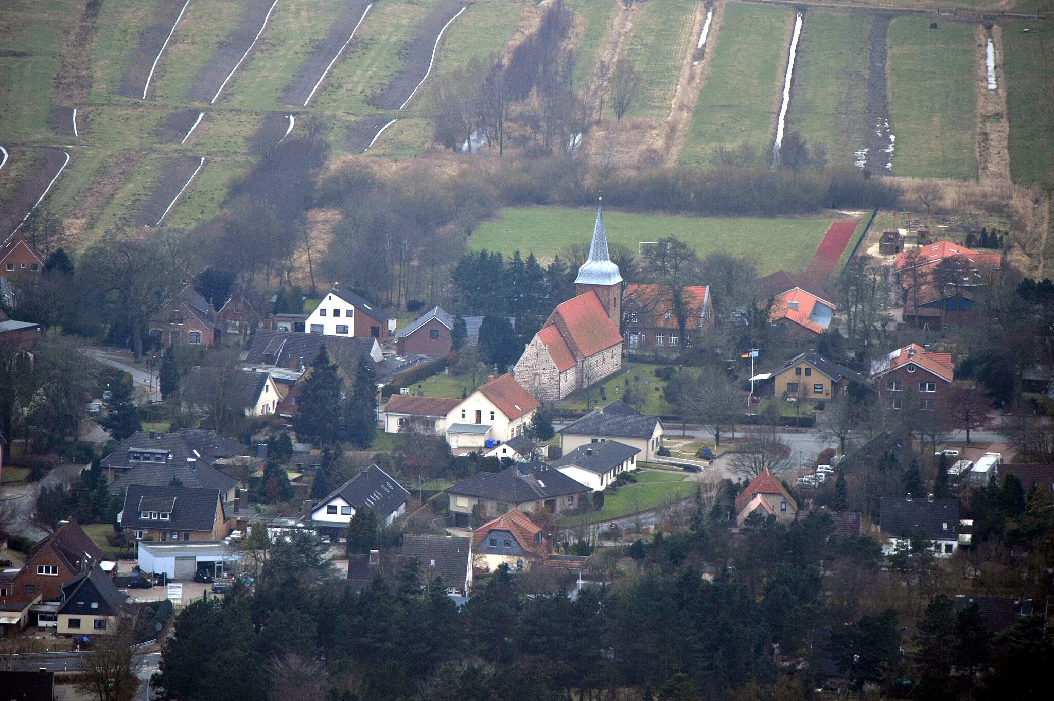 Photo showing: Fotoflugkurs Cuxhaven 2013: Kirche in Midlum