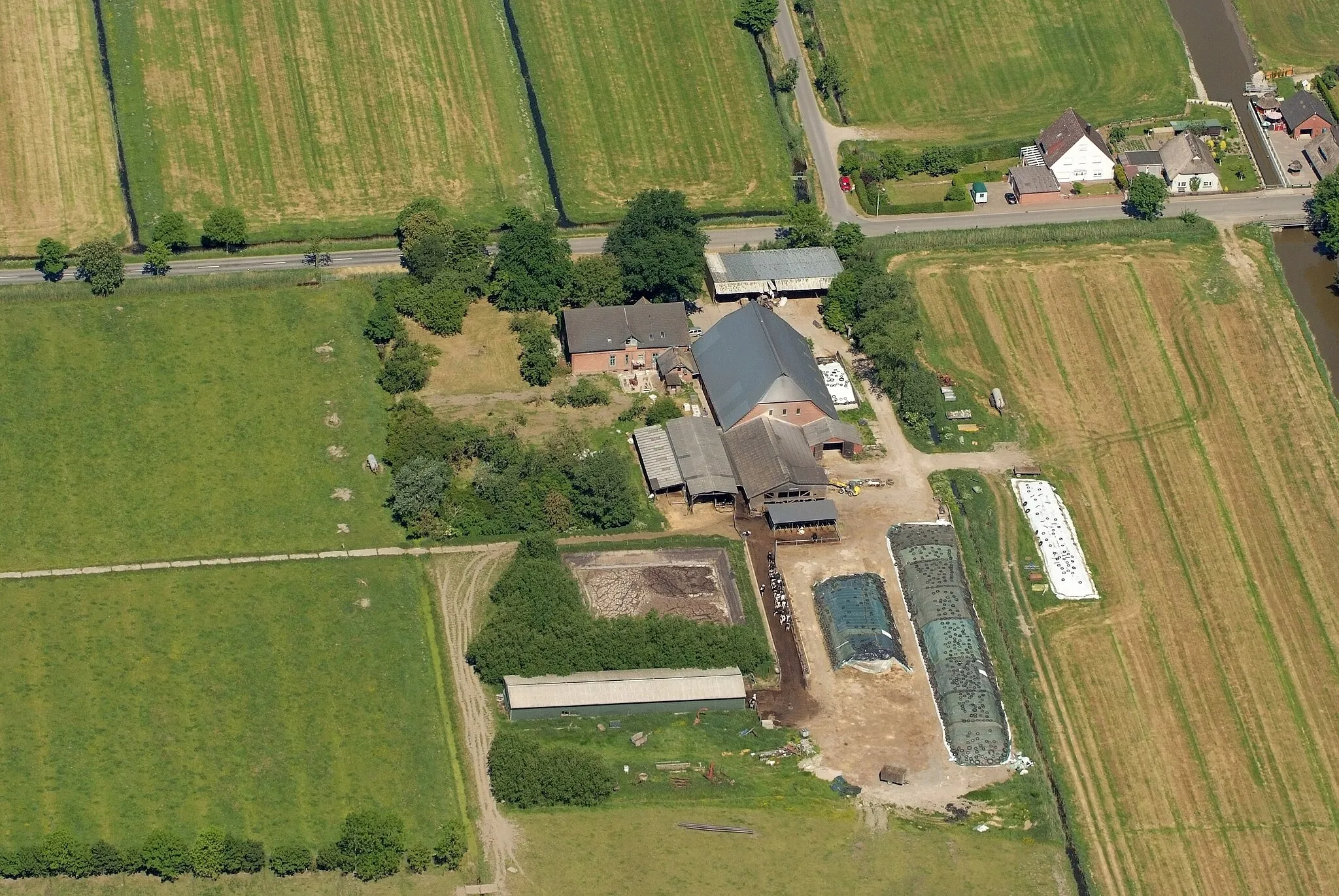 Photo showing: Bauernhof in Overwarfe (Loxstedt) Fotoflug vom Flugplatz Nordholz-Spieka über Cuxhaven und Wilhelmshaven