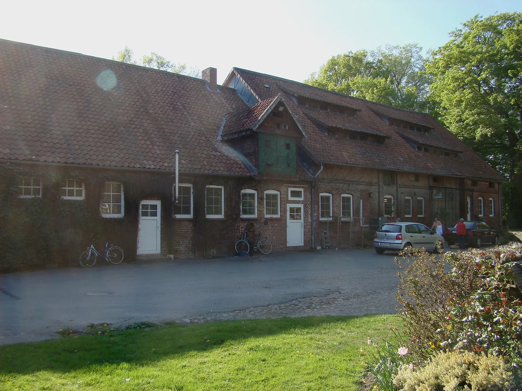 Photo showing: Old farm building on Hagen Estate, Lower Saxony, Germany.