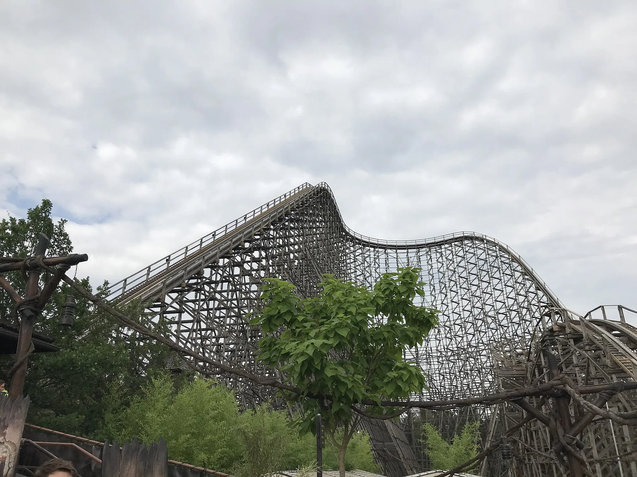 Photo showing: The lifthill of Heide-Park's Colossos: Kampf der Giganten