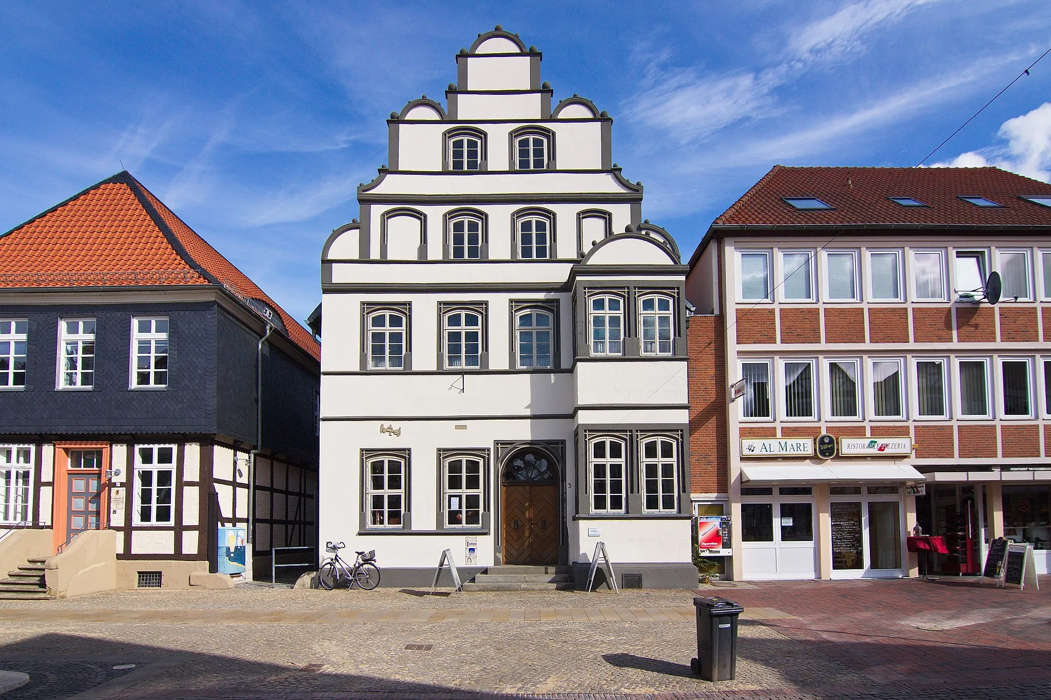 Photo showing: Das 1546 unter Herzog Franz (1539–1549) errichtete Kavaliershaus als Fachwerkbau mit Steinfront gilt neben dem Schloss als wichtigster Profanbau Gifhorns.