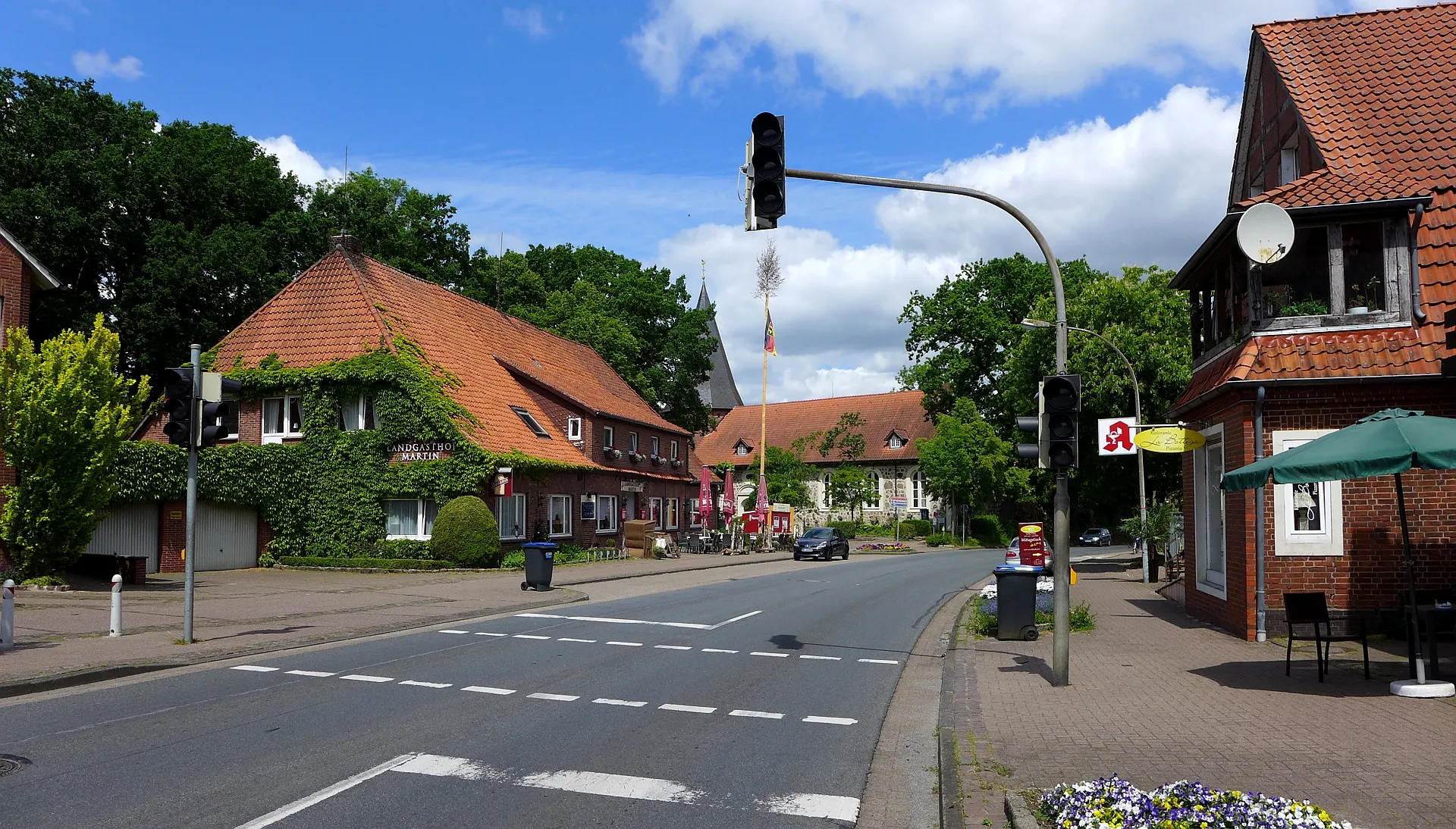 Photo showing: Hauptstraße in Selsingen mit der St.-Lamberti-Kirche im Bildhintergrund. Aufnahmedatum 2015-06.