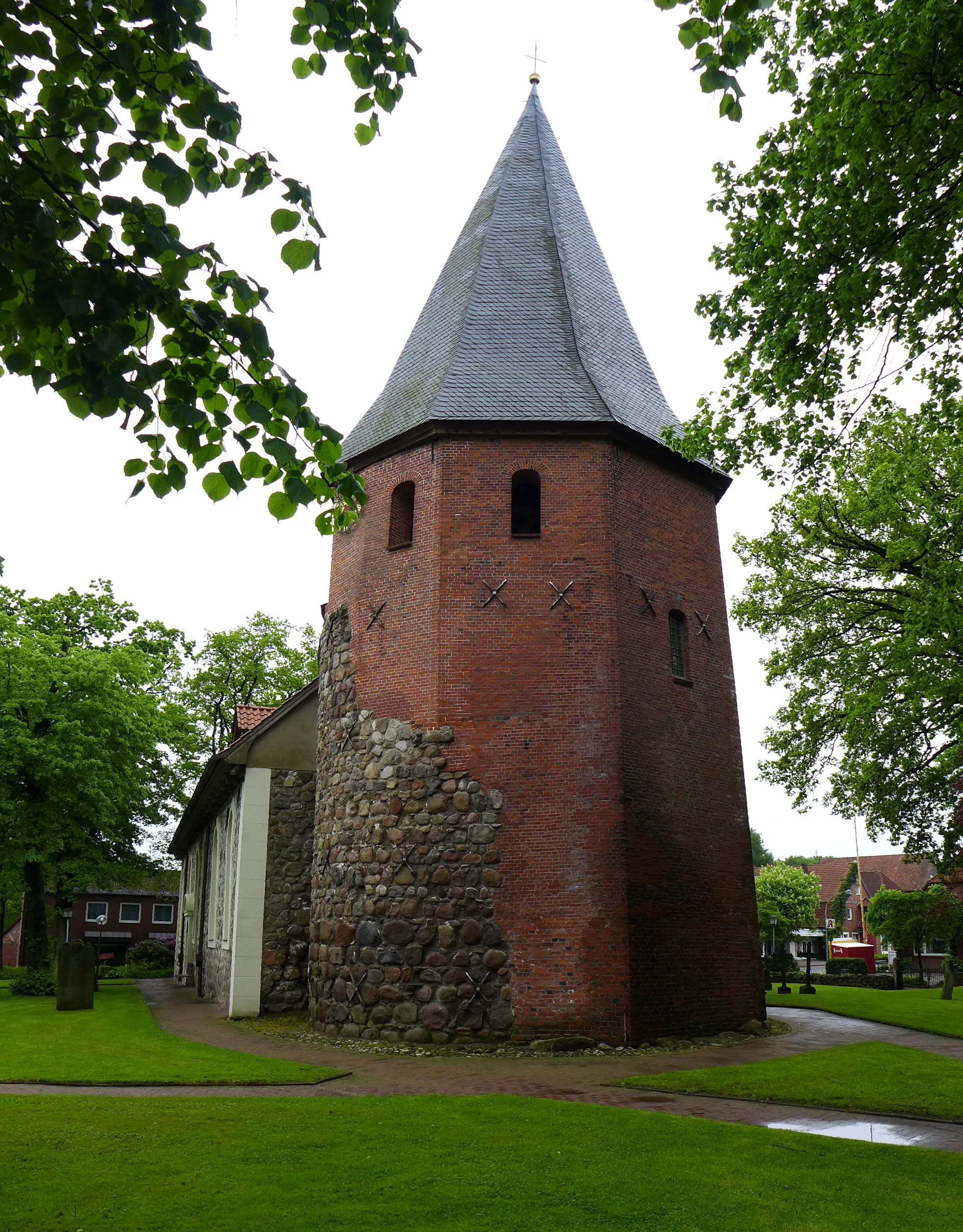 Photo showing: Feldsteinkirche St. Lamberti in Selsingen, Landkreis Rotenburg (Wümme). Grundmauern des Kirchturmes etwa aus dem 11. Jahrhundert. Innerhalb des Turmes die Lambertus-Glocke, gegossen 1469 von Hinrich Klinghe. Das heute sichtbare Kirchenschiff stammt aus dem Jahre 1725. Ev.-Luth. Kirche und Gemeinde.