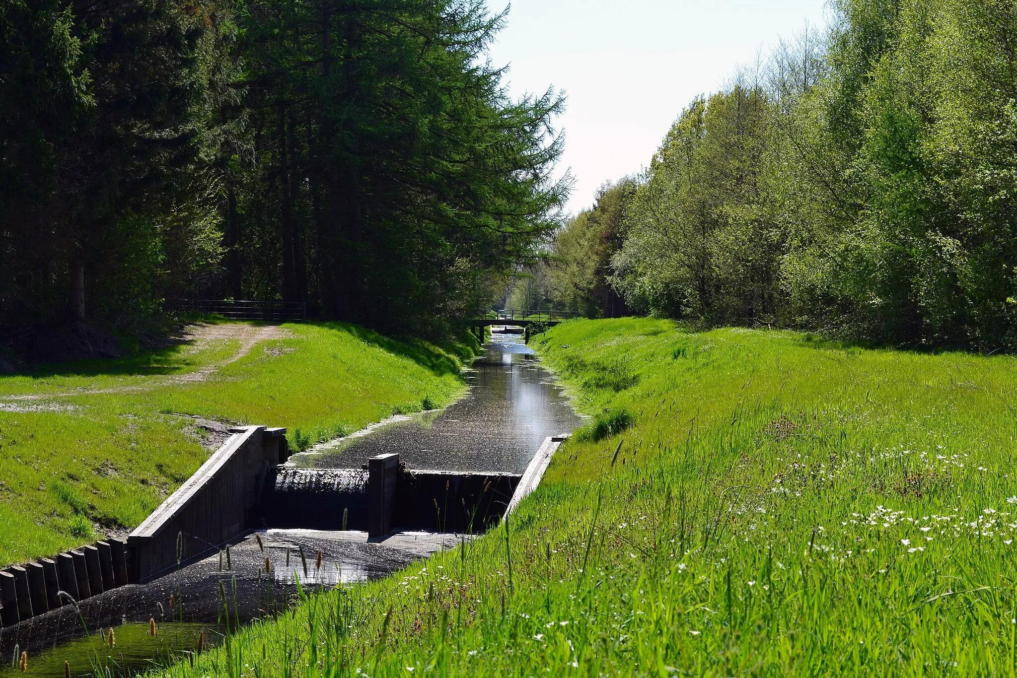 Photo showing: Dieses Bild zeigt den Oste-Hamme-Kanal in Spreckens flussaufwärts in Richtung Klenkendorf mit erneuertem Klappstau.