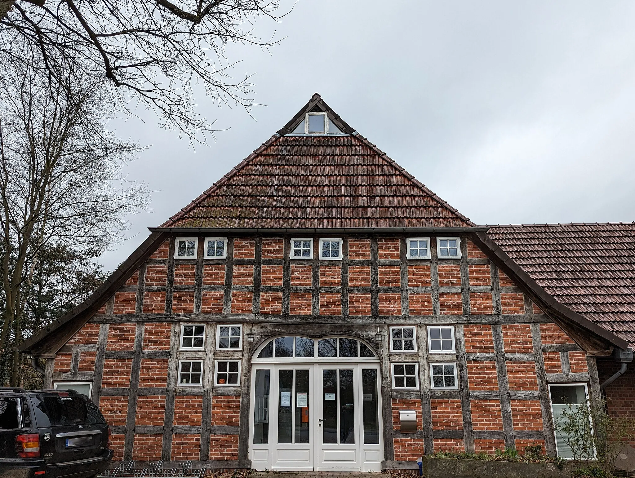 Photo showing: Altes denkmalgeschütztes Bauernhaus im Achimer Ortsteil Bierden in der Straße Steinweg mit der Hausnummer 46 von der Straßenseite aus gesehen.