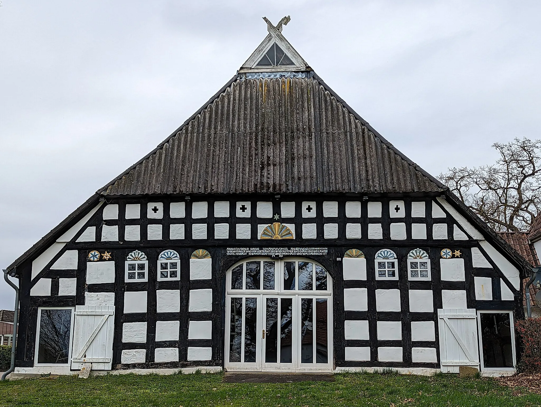 Photo showing: Altes denkmalgeschütztes Bauernhaus im Achimer Ortsteil Bierden in der Straße Bierdener Marsch mit der Hausnummer 11 von der Straßenseite aus gesehen.