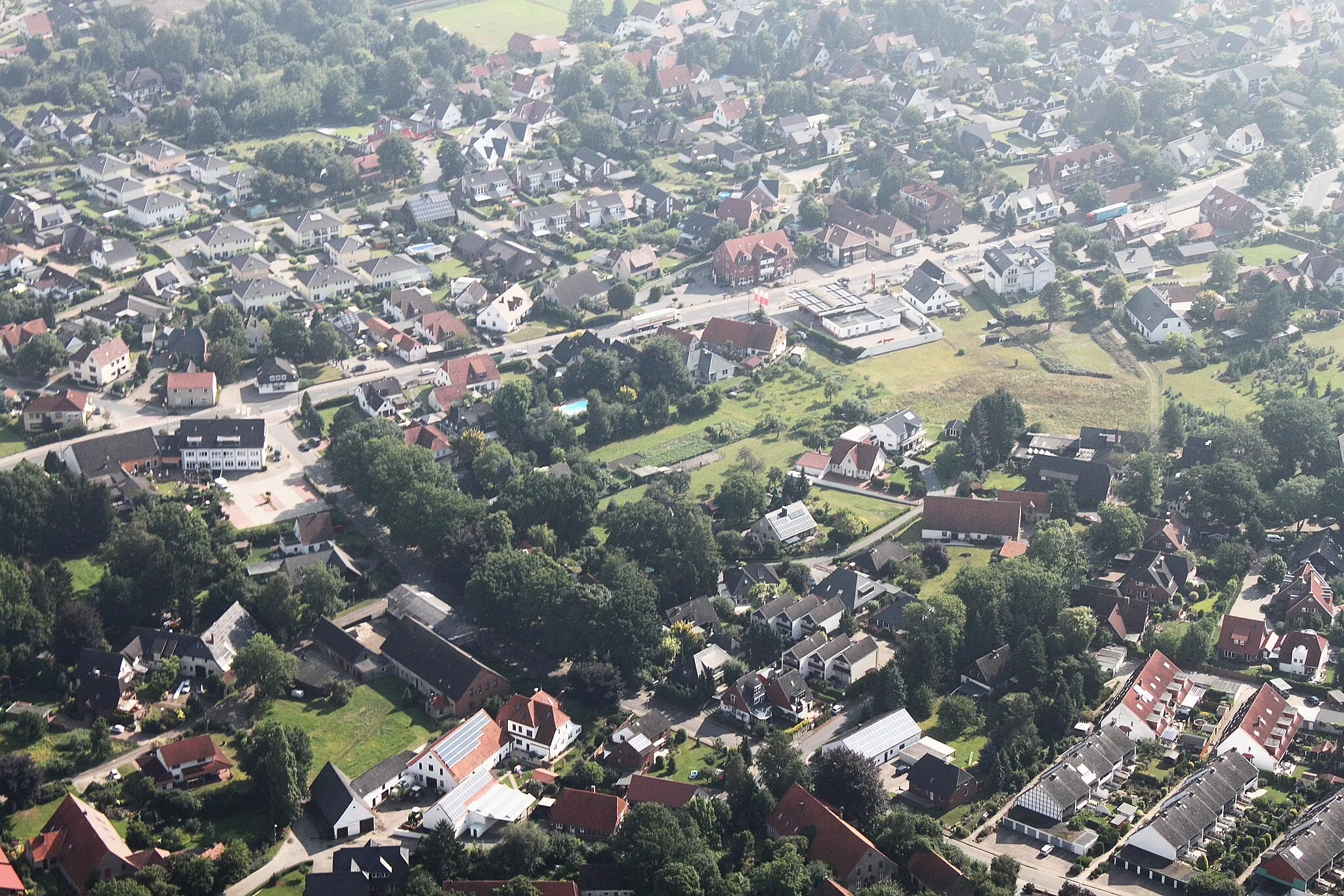 Photo showing: Luftaufnahme; entlang der A1 (auf der Südseite) von der Autobahnabfahrt Arsten bis zum Bremer Kreuz; Blickrichtung nach Norden