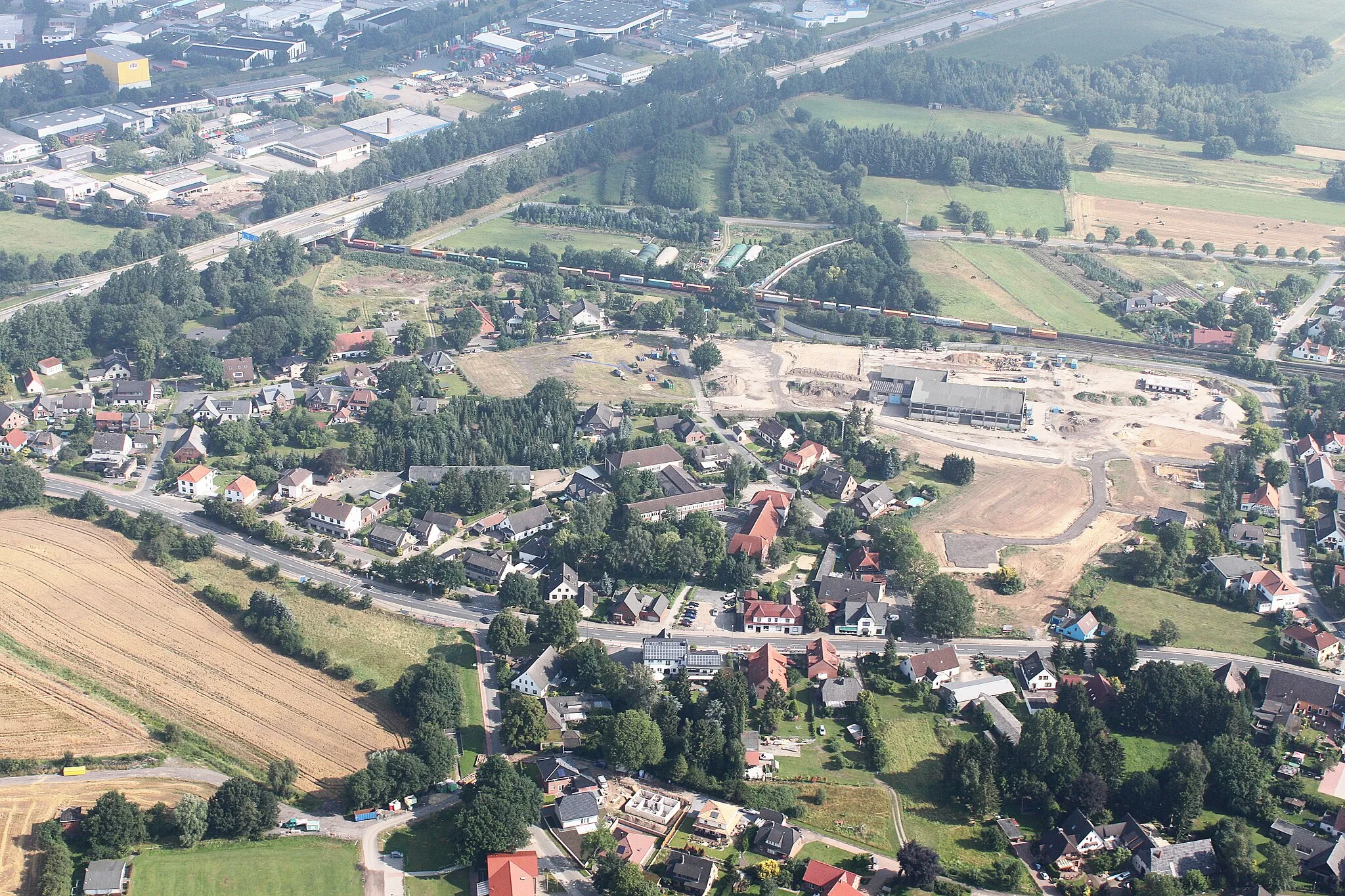 Photo showing: Luftaufnahme; entlang der A1 (auf der Südseite) von der Autobahnabfahrt Arsten bis zum Bremer Kreuz; Blickrichtung nach Norden