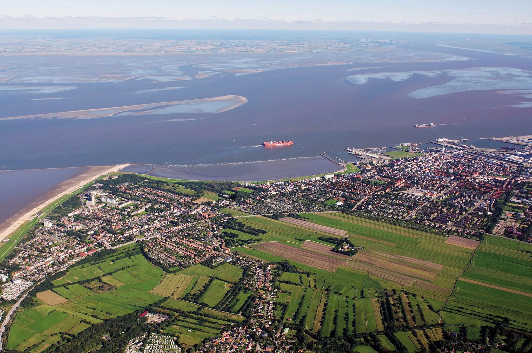 Photo showing: Fotoflug über das nordfriesische Wattenmeer: Cuxhaven, Elbmündung (von W)