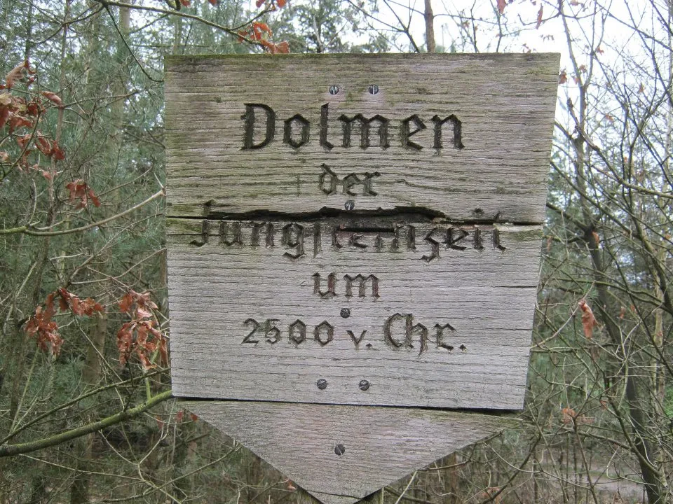 Photo showing: Schild Dolmen der Jungsteinzeit bei Rolfsen in der Nähe von Lüneburg.