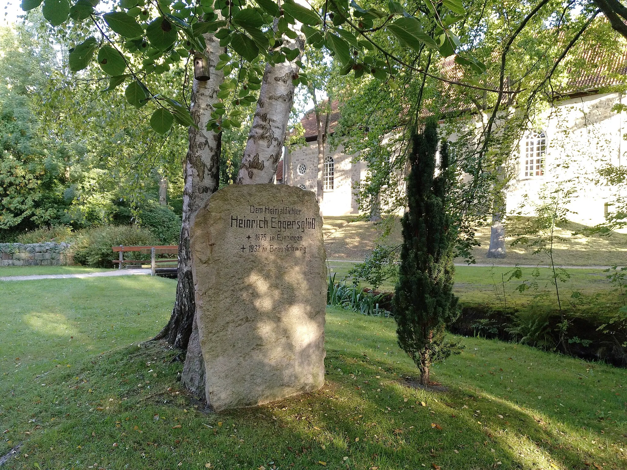 Photo showing: Das Photo zeigt den Gedenkstein an den deutschen Heimatdichter Heinrich Eggersglüß in Dorfmark (Heidekreis) in der Nähe der St.-Martinskirche.