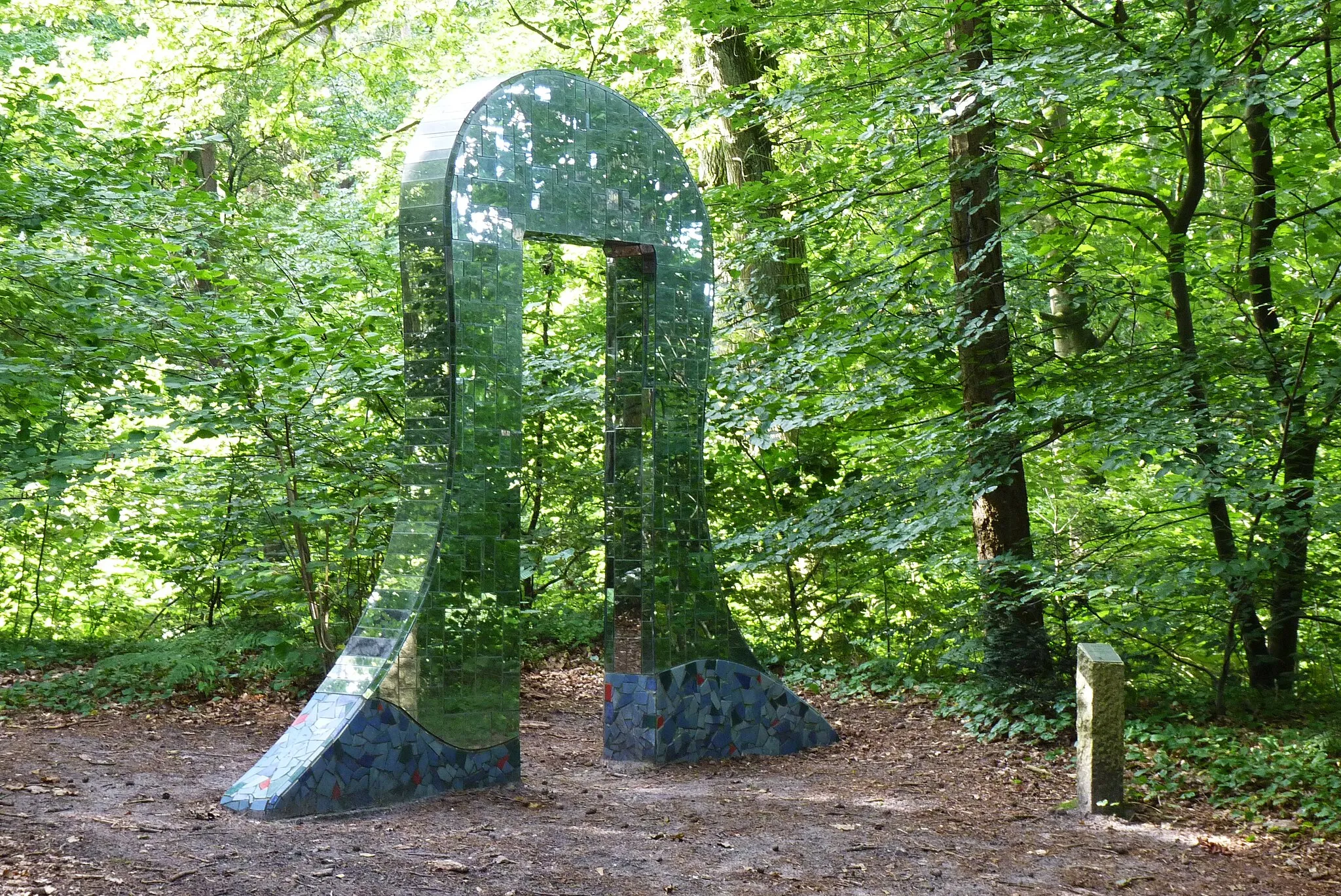Photo showing: Skulptur "Das Tor" von Dieter Schafranek im Park Allerhop bei Mengebostel (Bad Fallingbostel, Heidekreis) von 2013. Bestandteil des Skulpturenweges "Böhme schafft Kunst".